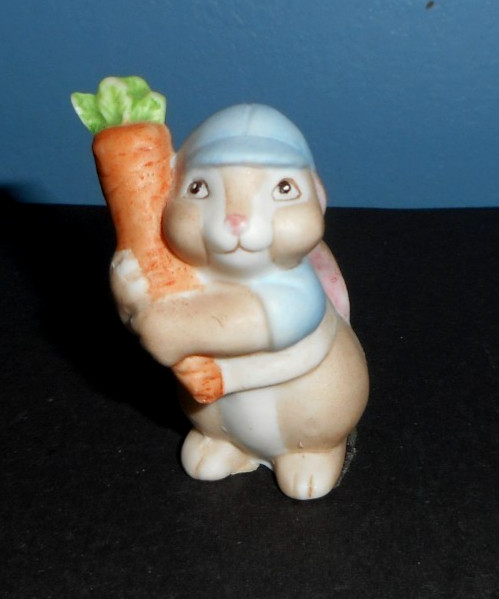 Vintage WILLITTS Figurine - Bunny Rabbit with a Carrot - No. 5712 - 1985 Vintage WILLITTS Figurine - Bunny Rabbit with a Carrot - No. 5712 - 1985