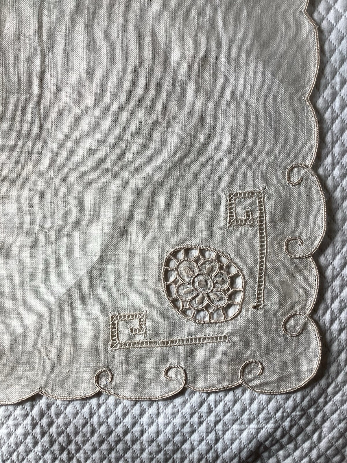 12 Vintage Linen Dinner Napkins LT. Beige Scalloped Edge Embroidered Cut Work