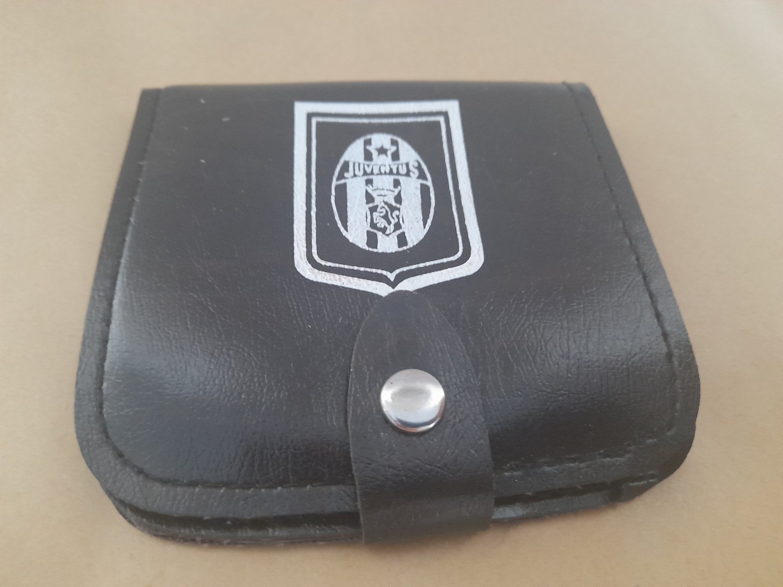 VINTAGE '70S JUVENTUS FOOTBALL LEATHER WALLET. OF THE ERA VINTAGE '70S JUVENTUS FOOTBALL LEATHER WALLET. OF THE ERA