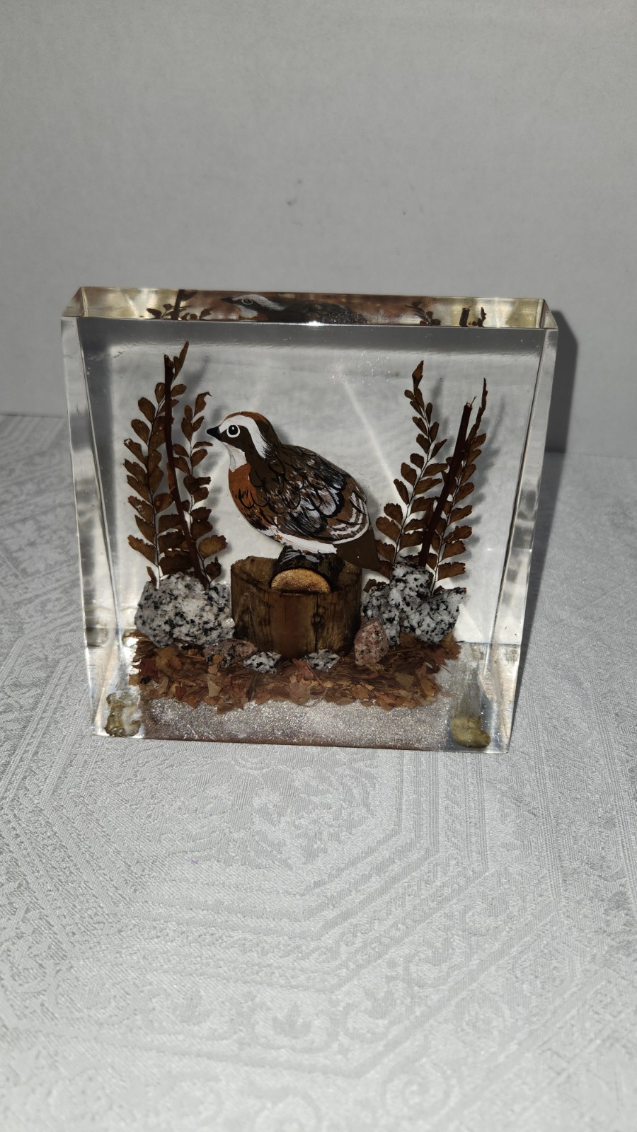 VINTAGE UNIQUE HAND CARVED IN LUCITE CAILLE QUAIL ON WOODEN STUMP SCULPTE VINTAGE UNIQUE HAND CARVED IN LUCITE CAILLE QUAIL ON WOODEN STUMP SCULPTE