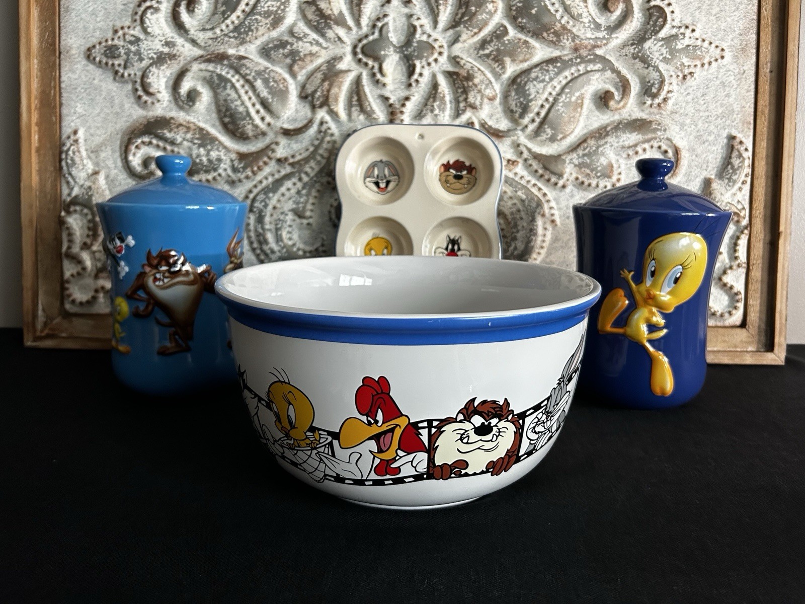Looney Tunes Lot Of 4 - 2 Cookie Jars, Muffin Tin & Large Bowl (Tweety Taz Pepe) Looney Tunes Lot Of 4 - 2 Cookie Jars, Muffin Tin & Large Bowl (Tweety Taz Pepe)