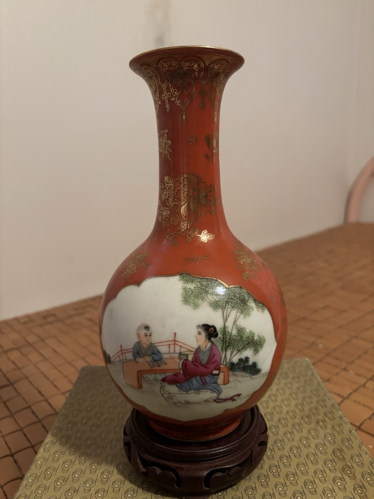 Antique Chinese Coral Ground Famille Rose 珊瑚红粉彩￼三娘教子观音瓶！