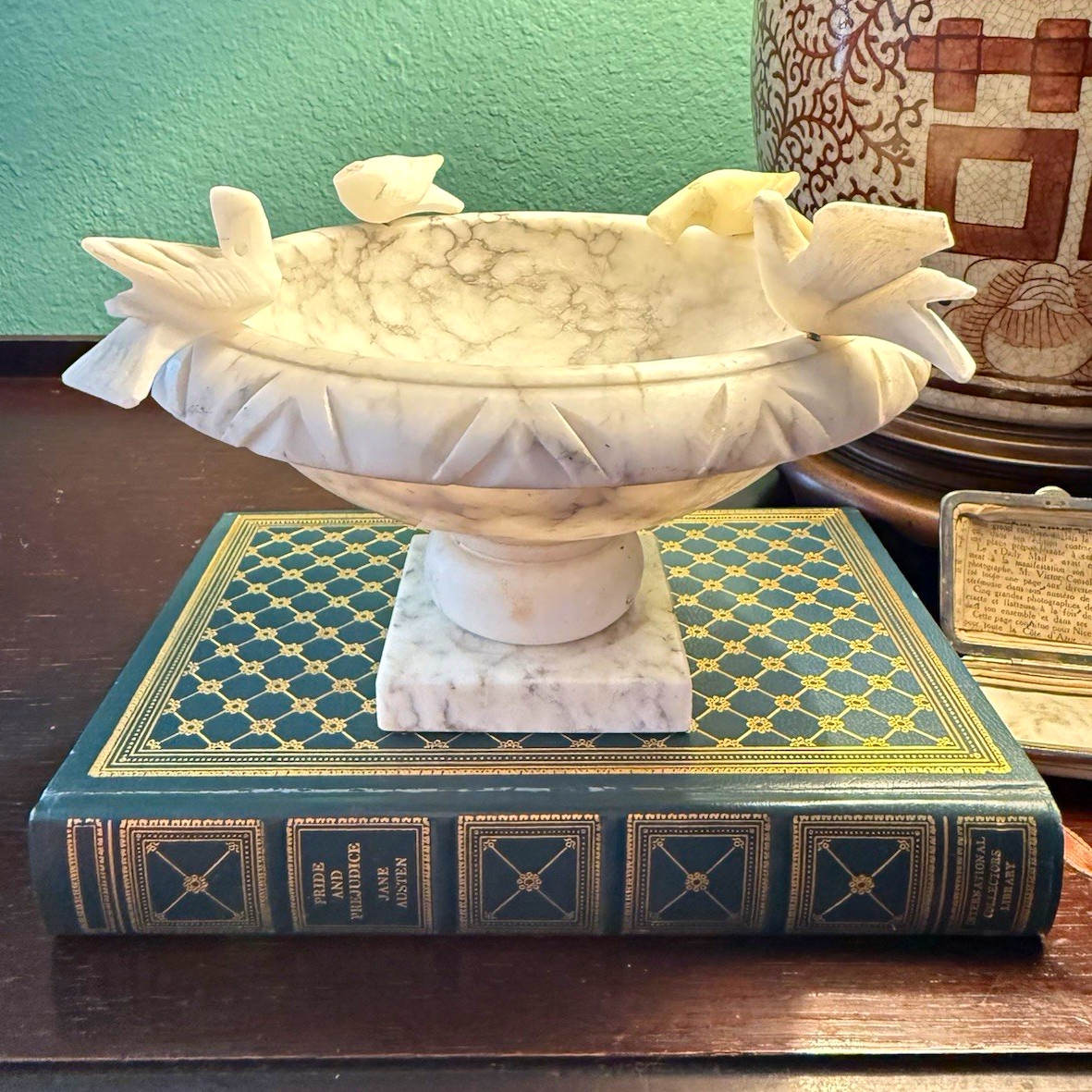 Large vintage hand carved Alabaster bird bath - made in Italy, with 4 birds Large vintage hand carved Alabaster bird bath - made in Italy, with 4 birds