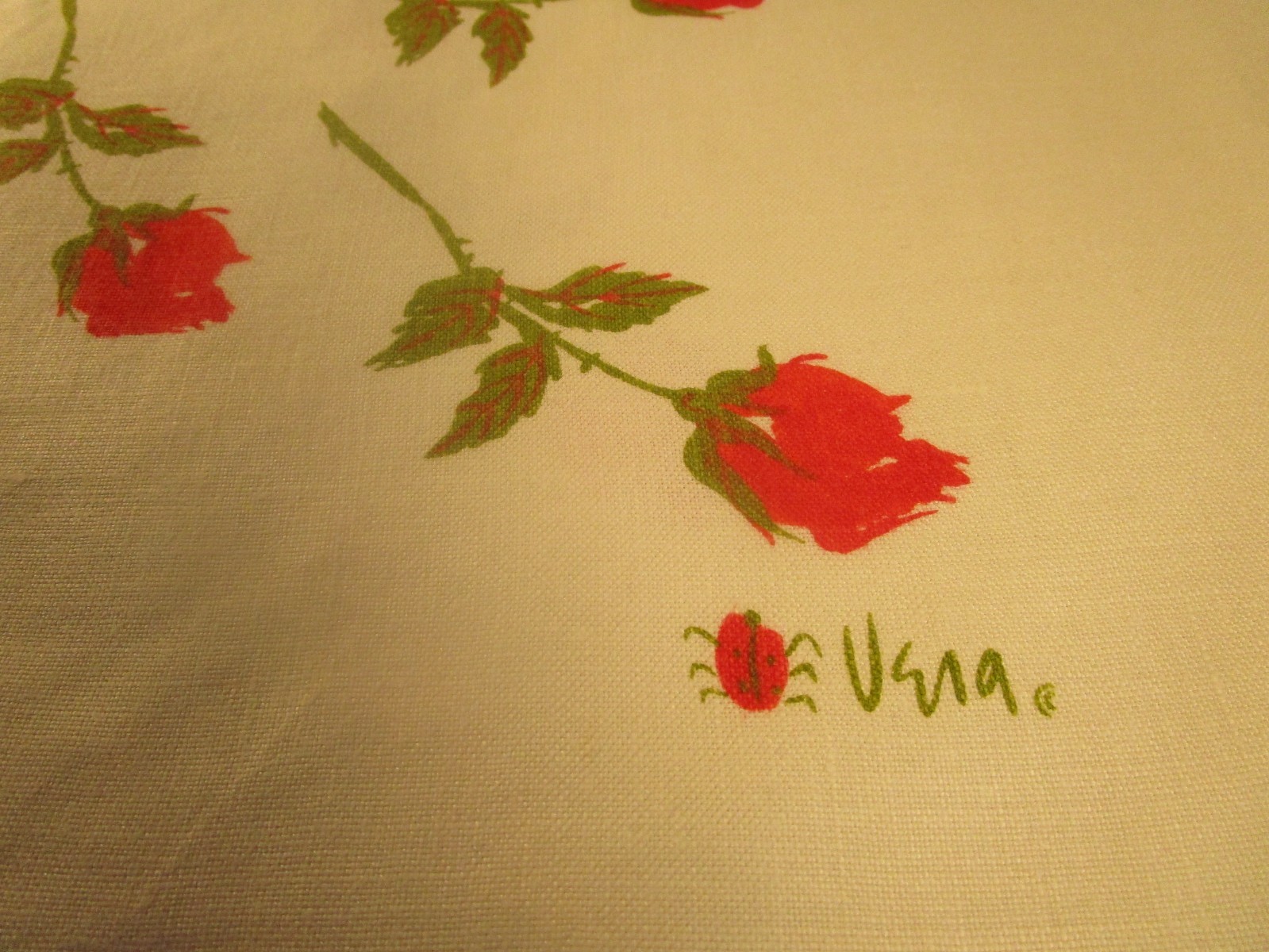 VTG. COTTON VERA 50X67 RED ROSES CLEAN WITHOUT DAMAGE VTG. COTTON VERA 50X67 RED ROSES CLEAN WITHOUT DAMAGE
