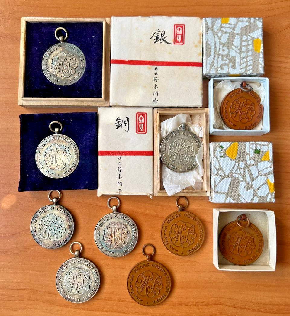 VINTAGE 1965-1966 MAX FACTOR JAPAN "Gold Finger Contest" Sales Prize Medals Lot VINTAGE 1965-1966 MAX FACTOR JAPAN "Gold Finger Contest" Sales Prize Medals Lot