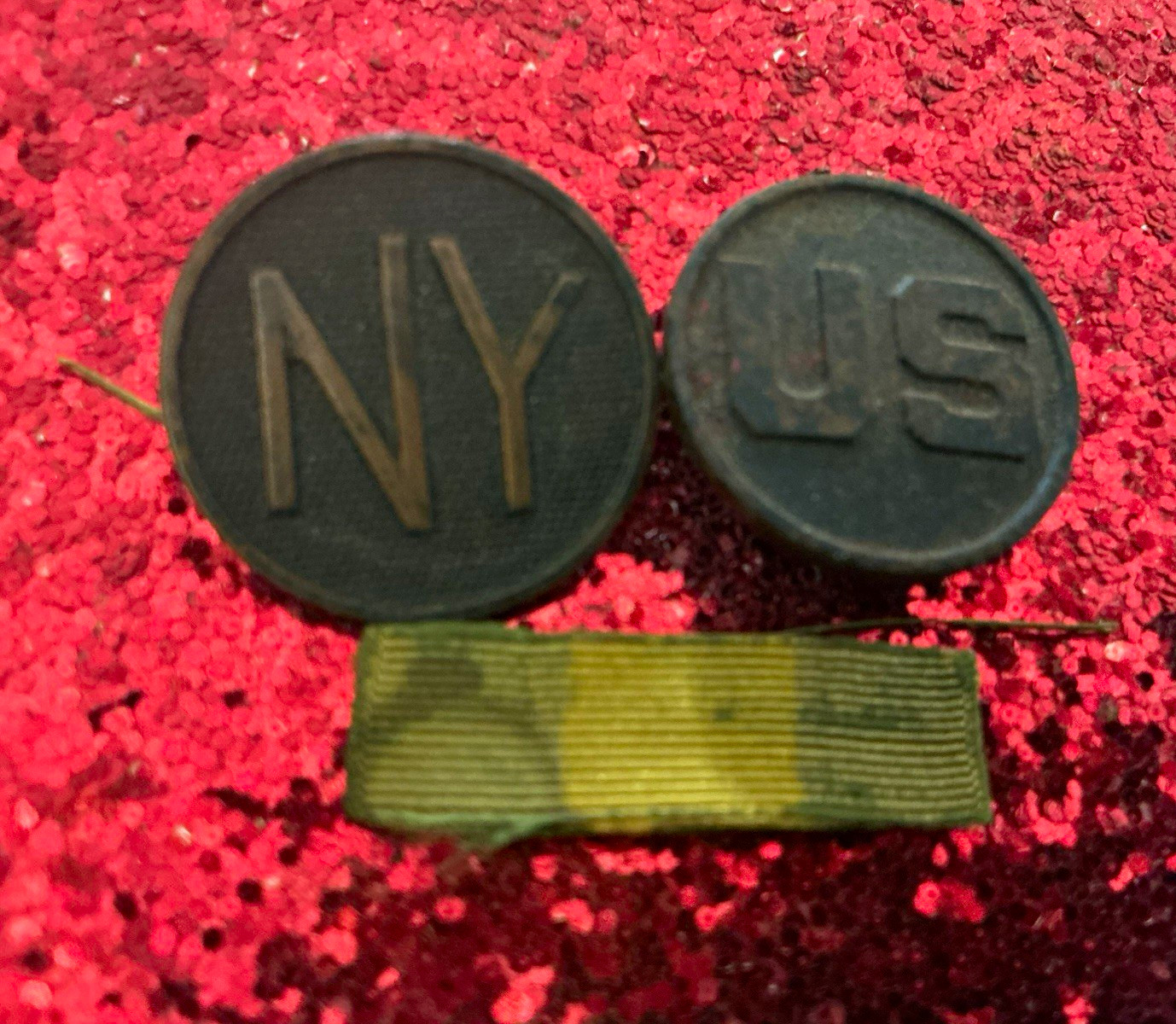 LOT ANTIQUE WWI U.S. & NY Uniform Collar Disc Insignia Pins & Service Ribbon Bar LOT ANTIQUE WWI U.S. & NY Uniform Collar Disc Insignia Pins & Service Ribbon Bar