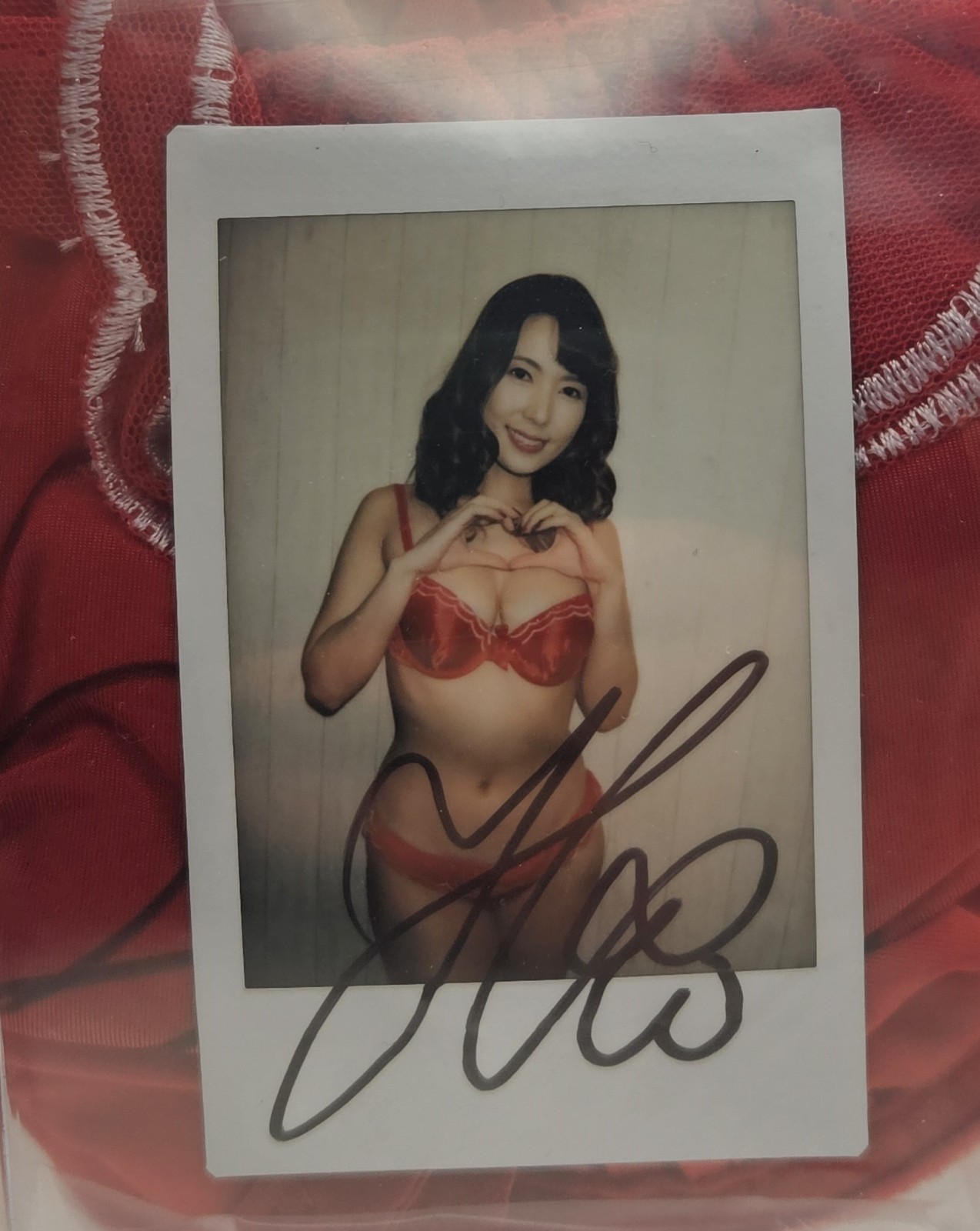Yui Hatano signed instax and signed costume top and bottom red Yui Hatano signed instax and signed costume top and bottom red