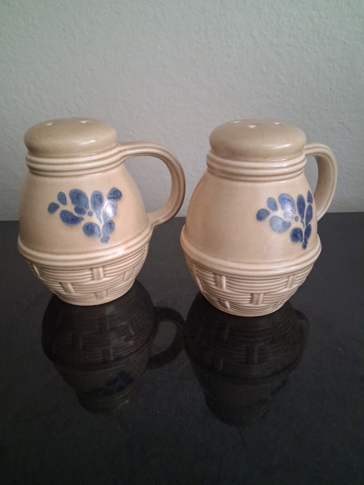 Pfaltzgraff Folk Art Basket Weave Salt & Pepper Shakers Tan and Blue RARE Pfaltzgraff Folk Art Basket Weave Salt & Pepper Shakers Tan and Blue RARE