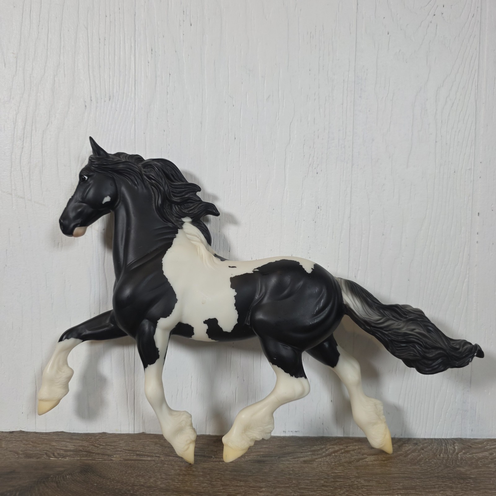 Breyer Horse Kuchi Black and White Pinto 2009 10x13" Large No Stand Breyer Horse Kuchi Black and White Pinto 2009 10x13" Large No Stand