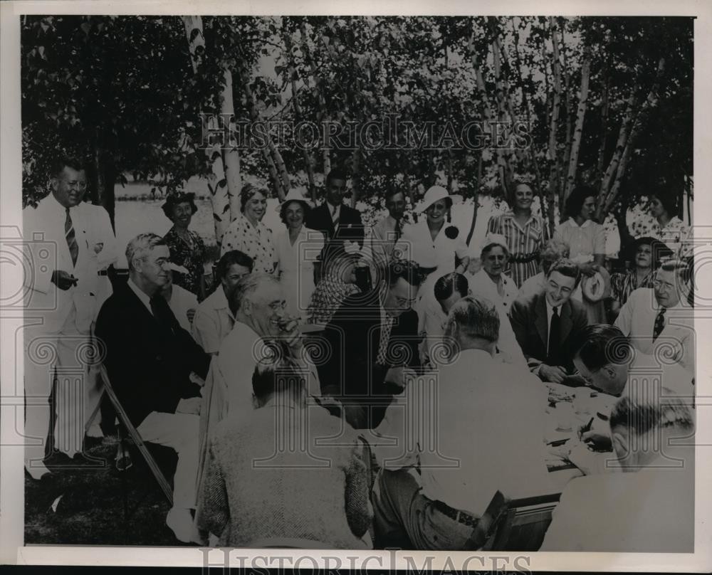 1939 Press Photo President Franklin D Roosevelt & Reporters in Hyde Park NY 1939 Press Photo President Franklin D Roosevelt & Reporters in Hyde Park NY