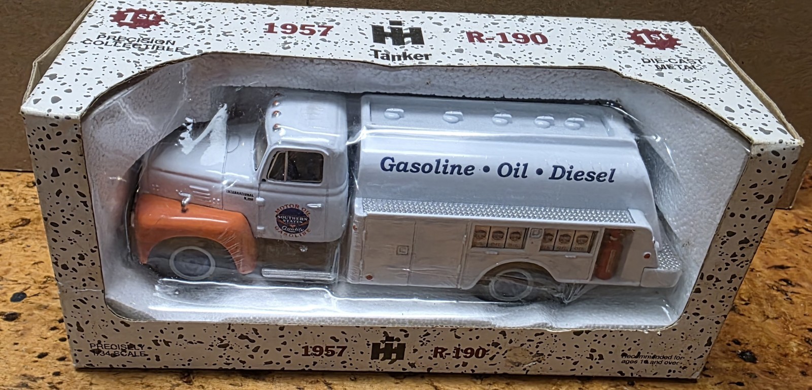 1/34 First Gear Southern States Gas And Oil Service International R-190 Tanker 1/34 First Gear Southern States Gas And Oil Service International R-190 Tanker