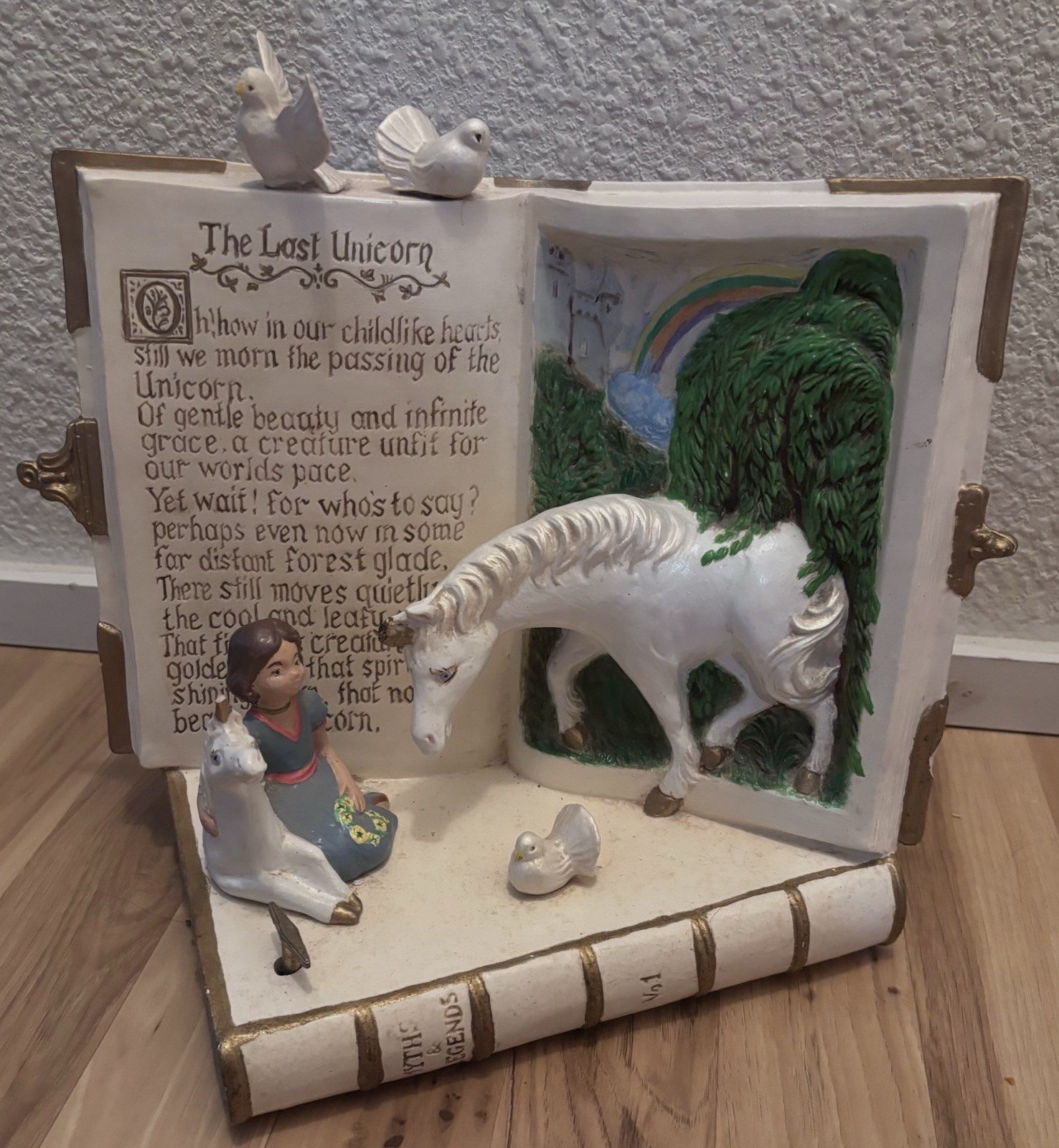 Vintage 3D The Last Unicorn Ceramic Statue With Unicorn/Book Music Box Vintage 3D The Last Unicorn Ceramic Statue With Unicorn/Book Music Box