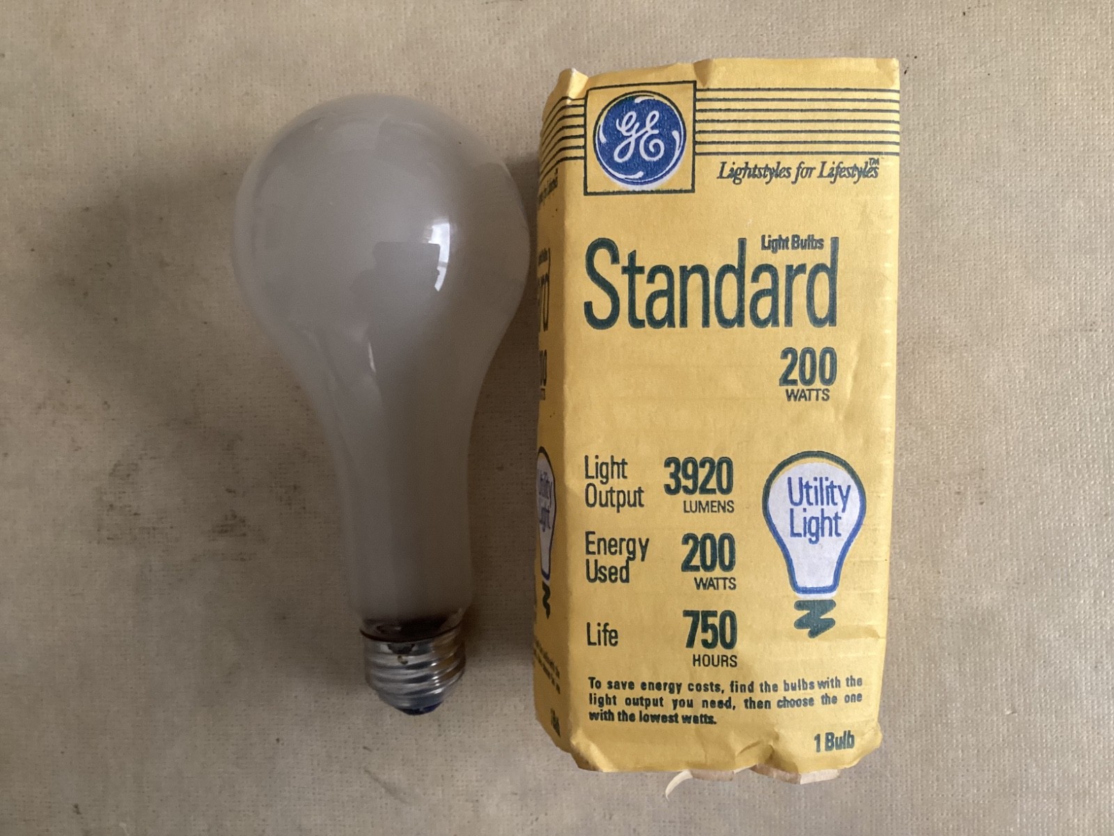 NEW Vintage GE 200 watt light bulb. 3920 Lumens NEW Vintage GE 200 watt light bulb. 3920 Lumens
