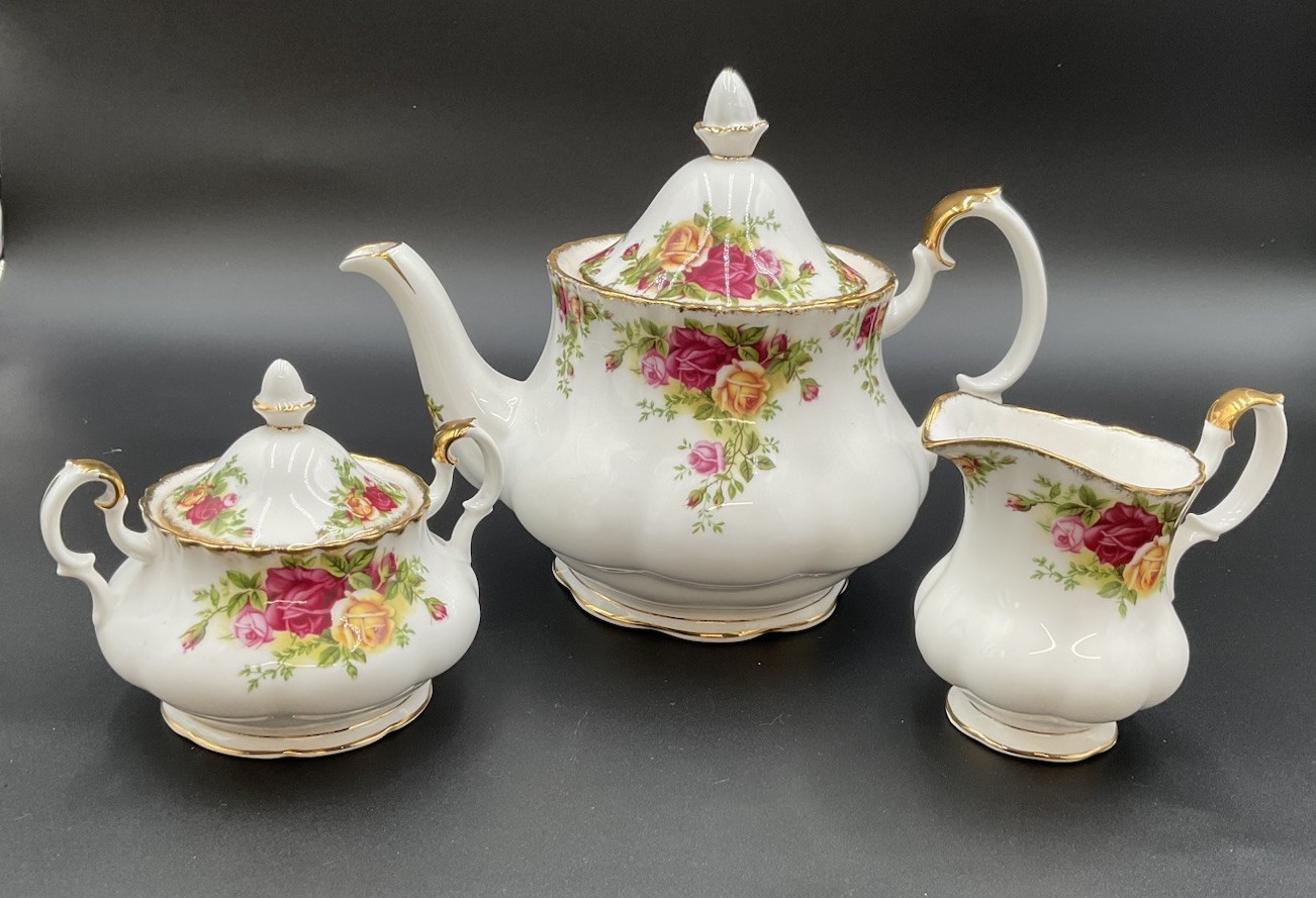 Tea Set LARGE Royal Albert 1962 Old Country Roses 🌹 Teapot Creamer Sugar Bowl Tea Set LARGE Royal Albert 1962 Old Country Roses 🌹 Teapot Creamer Sugar Bowl