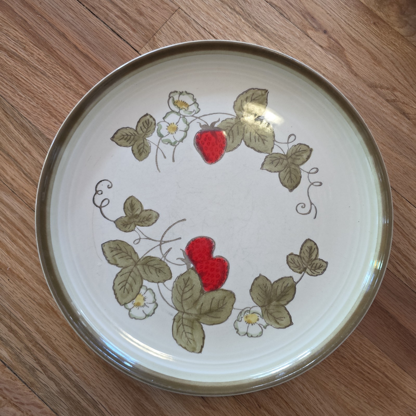 Metlox - Poppytrail - Vernon California Strawberry Dinner Plate *heavy ware* Metlox - Poppytrail - Vernon California Strawberry Dinner Plate *heavy ware*