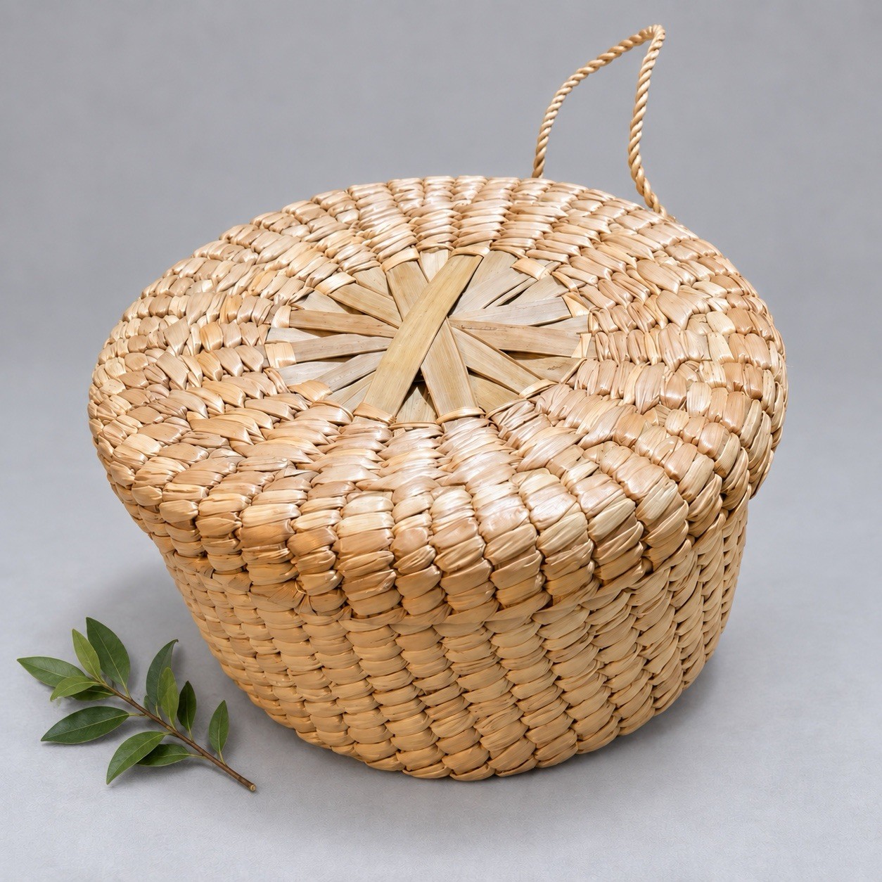 Vtg Hand Woven Rye Straw Basket With Attached Lid 10"x5" Vtg Hand Woven Rye Straw Basket With Attached Lid 10"x5"