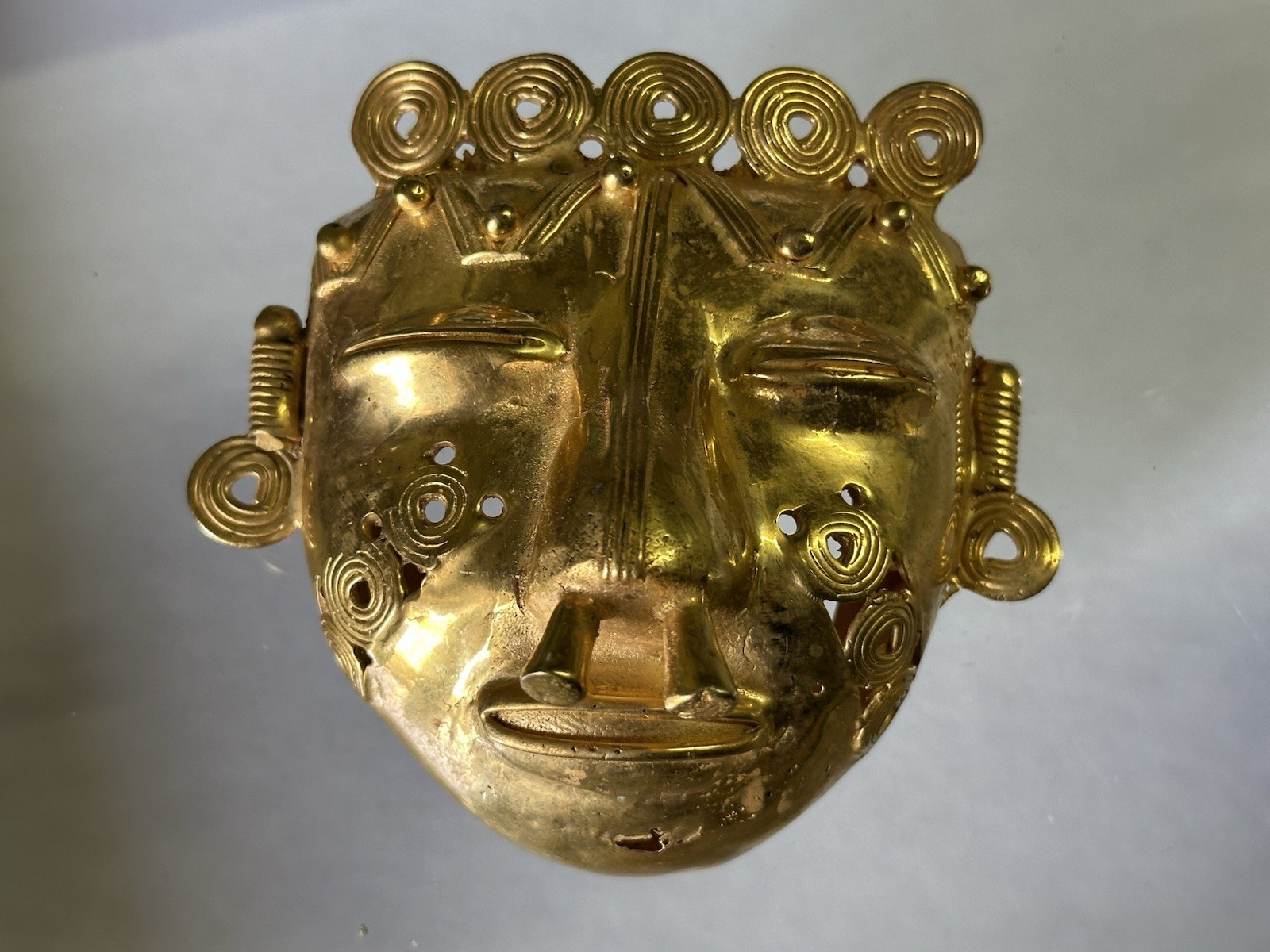 RARE PRE-COLUMBIAN TUMBAGA HUMAN EFFIGY MASK PENDANT W/ COA, SOUTH AMERICA RARE PRE-COLUMBIAN TUMBAGA HUMAN EFFIGY MASK PENDANT W/ COA, SOUTH AMERICA