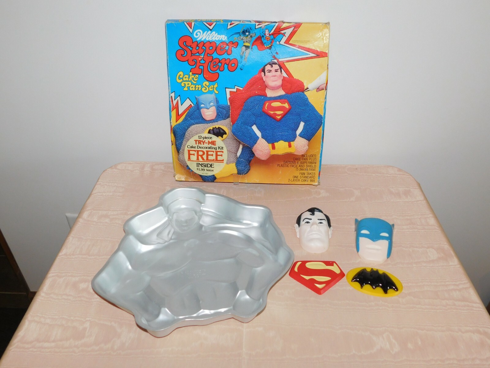 VINTAGE 1977 WILTON SUPER HERO CAKE PAN SET BATMAN SUPERMAN  NEW OLD STOCK