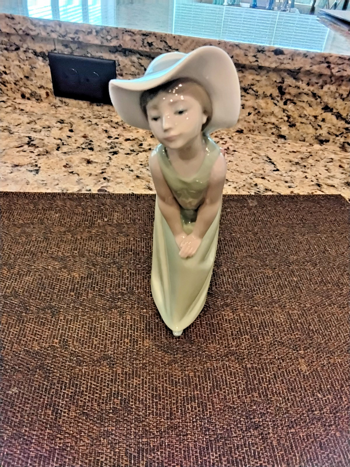 Lladro figurine "Curious Girl with Straw Hat" #5009 Mint Condition