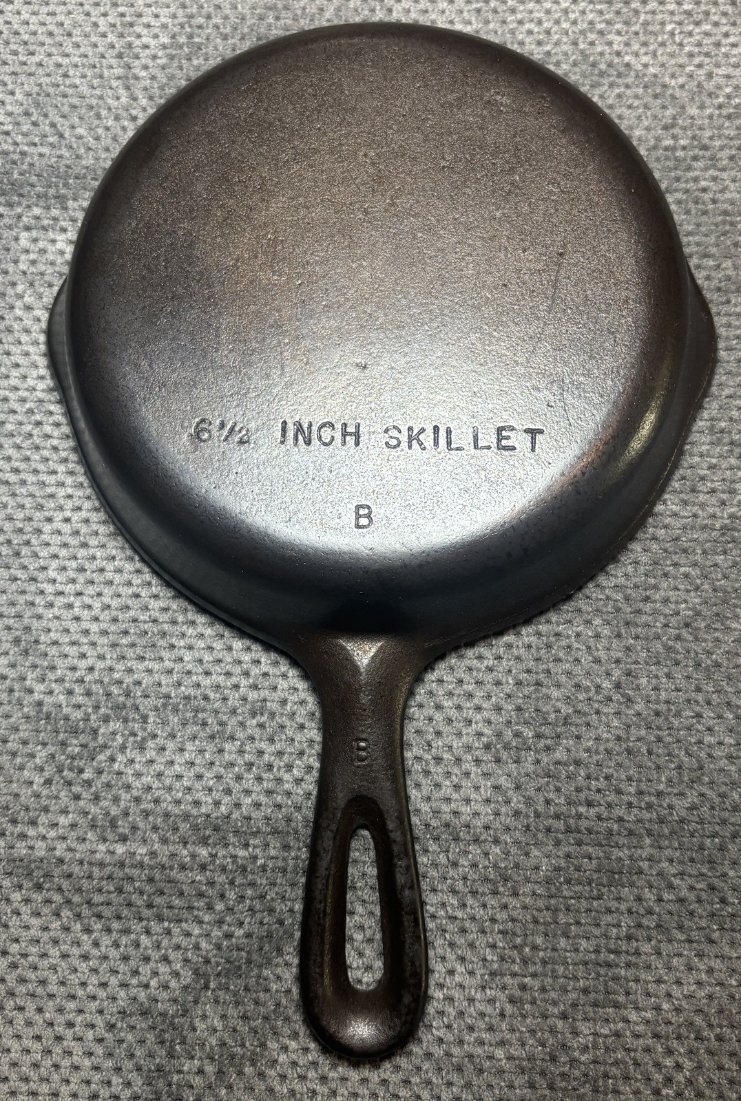 Vintage Unmarked Wagner Cast Iron 6 1/2 inch skillet - #3 