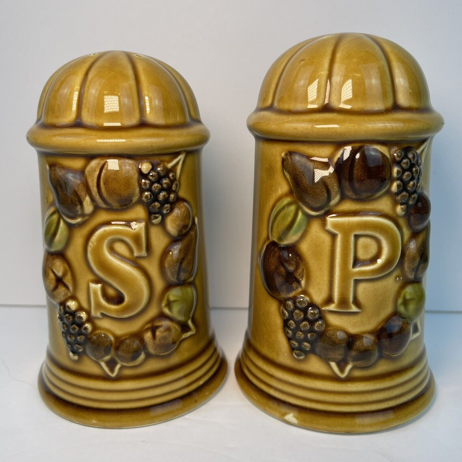 Vintage Retro Style Salt and Pepper shakers - (pre-owned)
