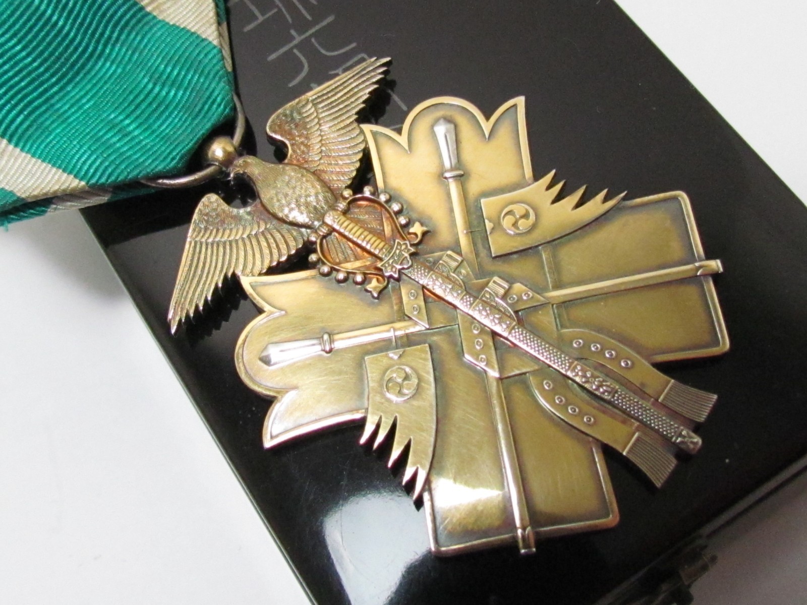 WW2 JAPANESE MEDAL GOLDEN KITE 6TH CLASS WWII JAPAN SILVER ORDER GOLD BADGE