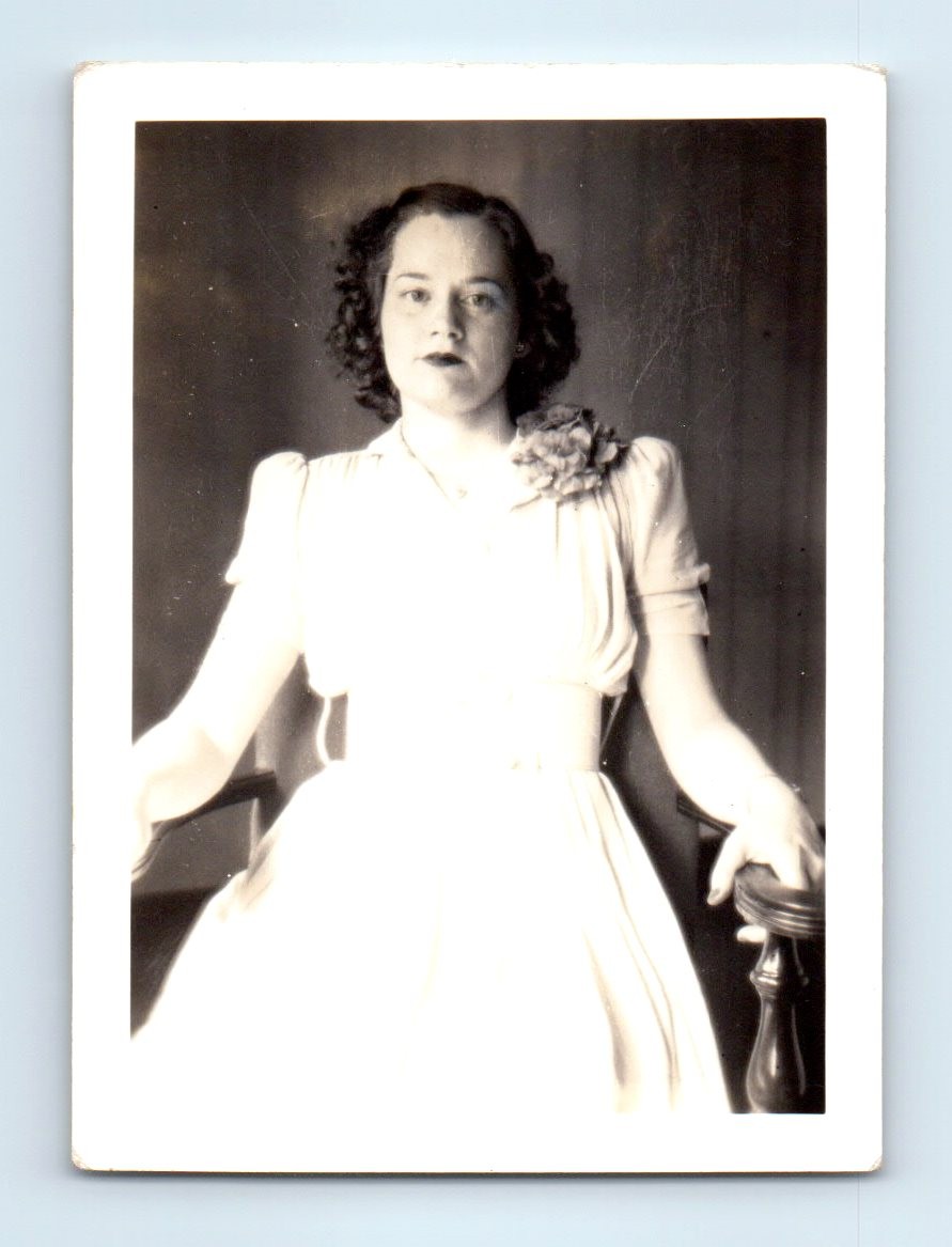 Old Vintage Photo PORTRAIT SOLO WOMAN ANTIQUE PHOTOGRAPH B&W FOUND PICTURE Old Vintage Photo PORTRAIT SOLO WOMAN ANTIQUE PHOTOGRAPH B&W FOUND PICTURE
