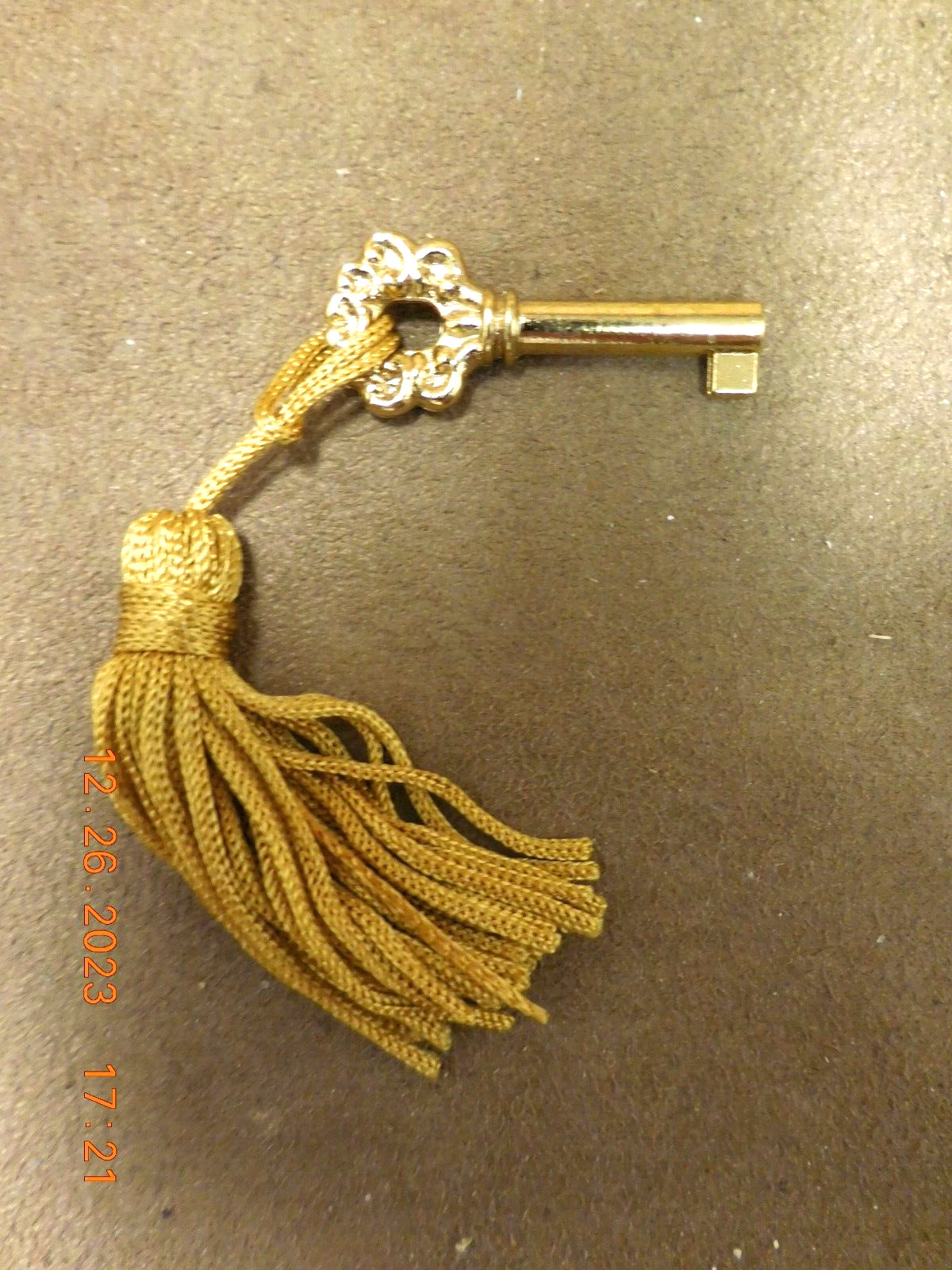 NEW UNIVERSAL MUSIC BOX LOCKING KEY w/ TASSEL -  FITS MOST REUGE & ITALIAN BOXES