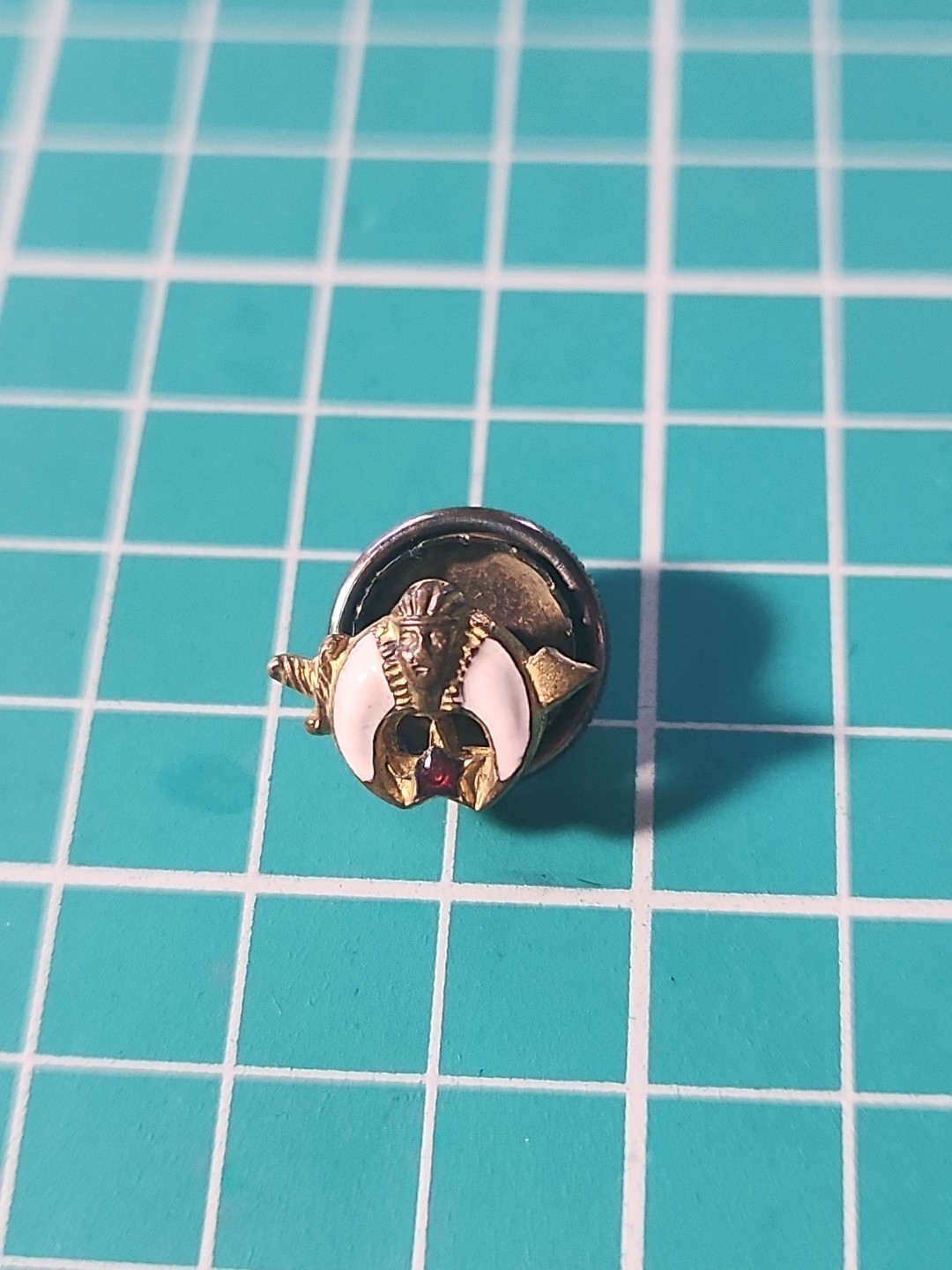 Vtg Freemason Masonic Shriner Logo Screw Back Gold Tone Lapel Pin Vtg Freemason Masonic Shriner Logo Screw Back Gold Tone Lapel Pin