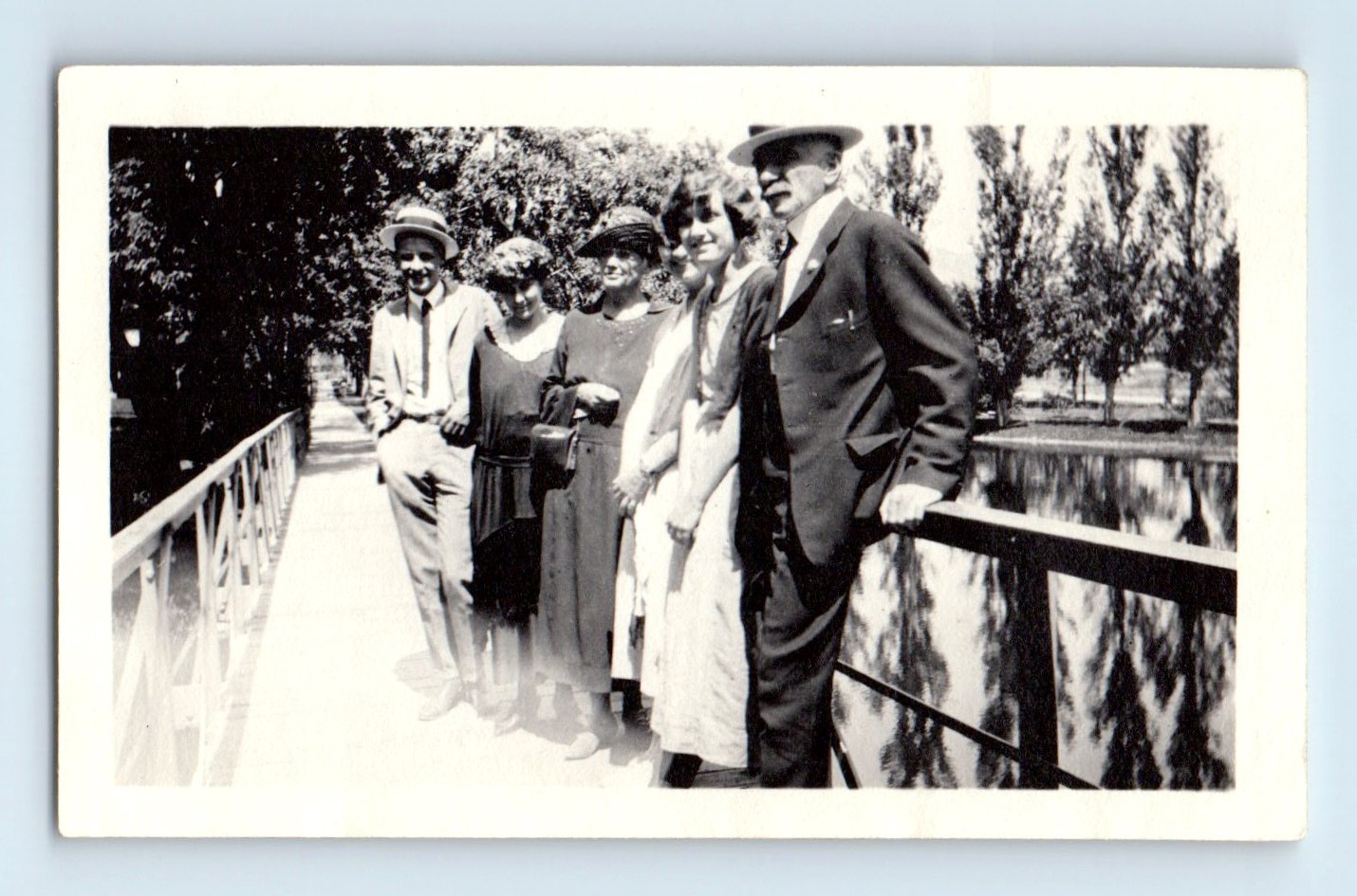 Old Vintage Photo QUINTET MEN WOMEN ON BRIDGE FOUND SNAPSHOT ANTIQUE PHOTOGRAPH Old Vintage Photo QUINTET MEN WOMEN ON BRIDGE FOUND SNAPSHOT ANTIQUE PHOTOGRAPH