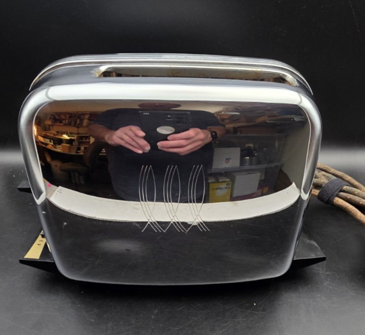Vintage 1B24 Automatic Pop-Up Chrome Mid-Century Modern 2-Slice Toaster *Tested* Vintage 1B24 Automatic Pop-Up Chrome Mid-Century Modern 2-Slice Toaster *Tested*