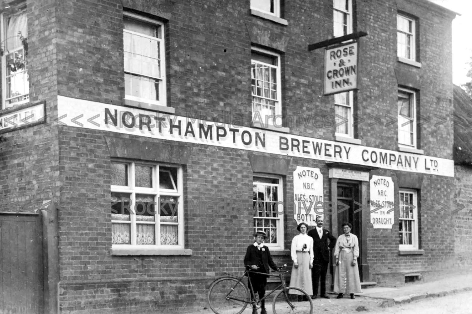 bcq-54 The Rose & Crown Inn, Northampton Brewery Co, Northamptonshire. Photo