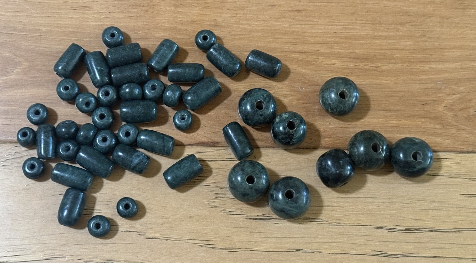 LOT ANTIQUE PRE-COLUMBIAN/ANCIENT? GUATEMALAN? STONE GREEN JADE BEADS ARTIFACTS