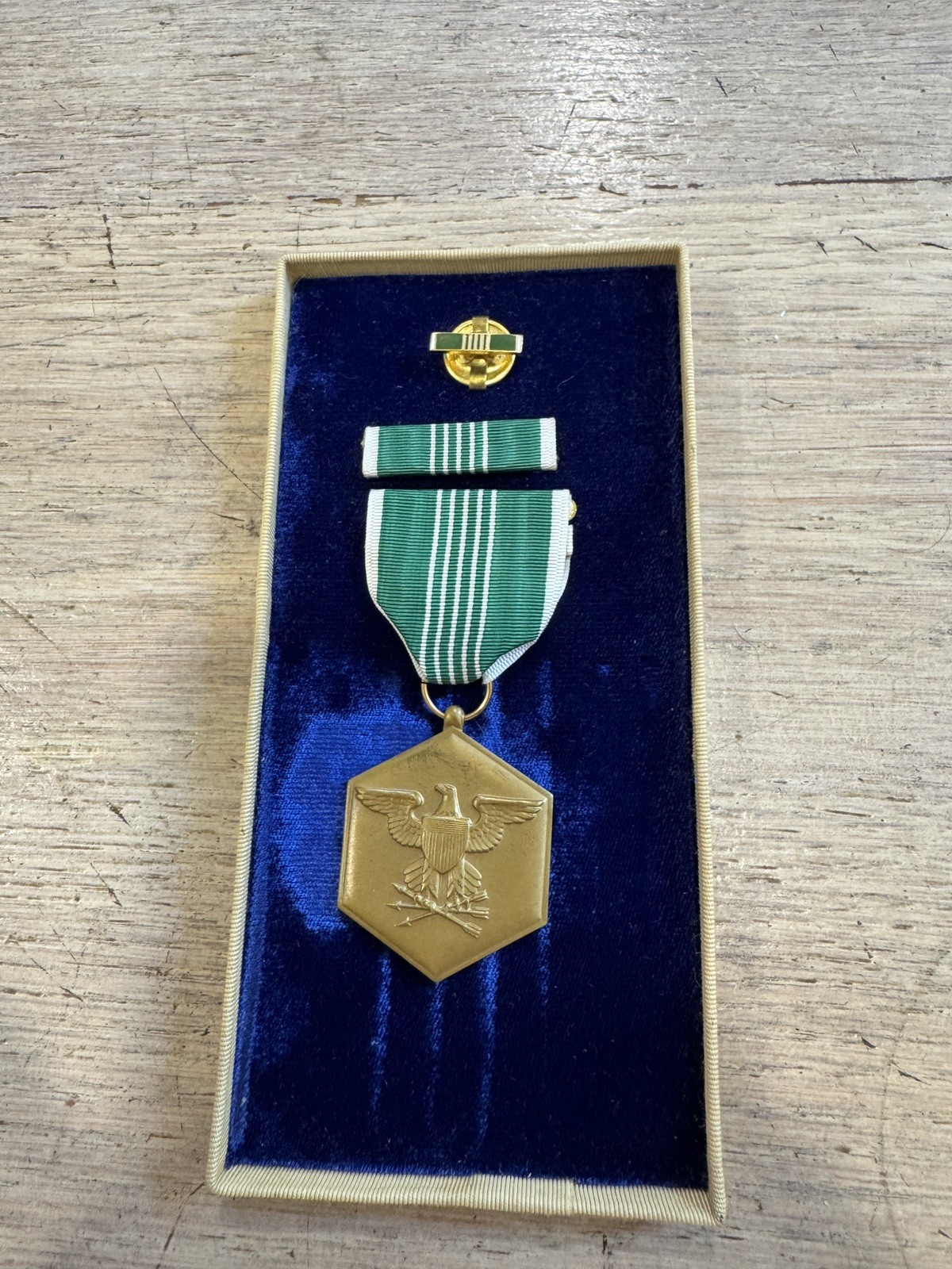 VINTAGE WW2 US ARMY COMMENDATION MEDAL in 1950s w/ box, no lid. VINTAGE WW2 US ARMY COMMENDATION MEDAL in 1950s w/ box, no lid.