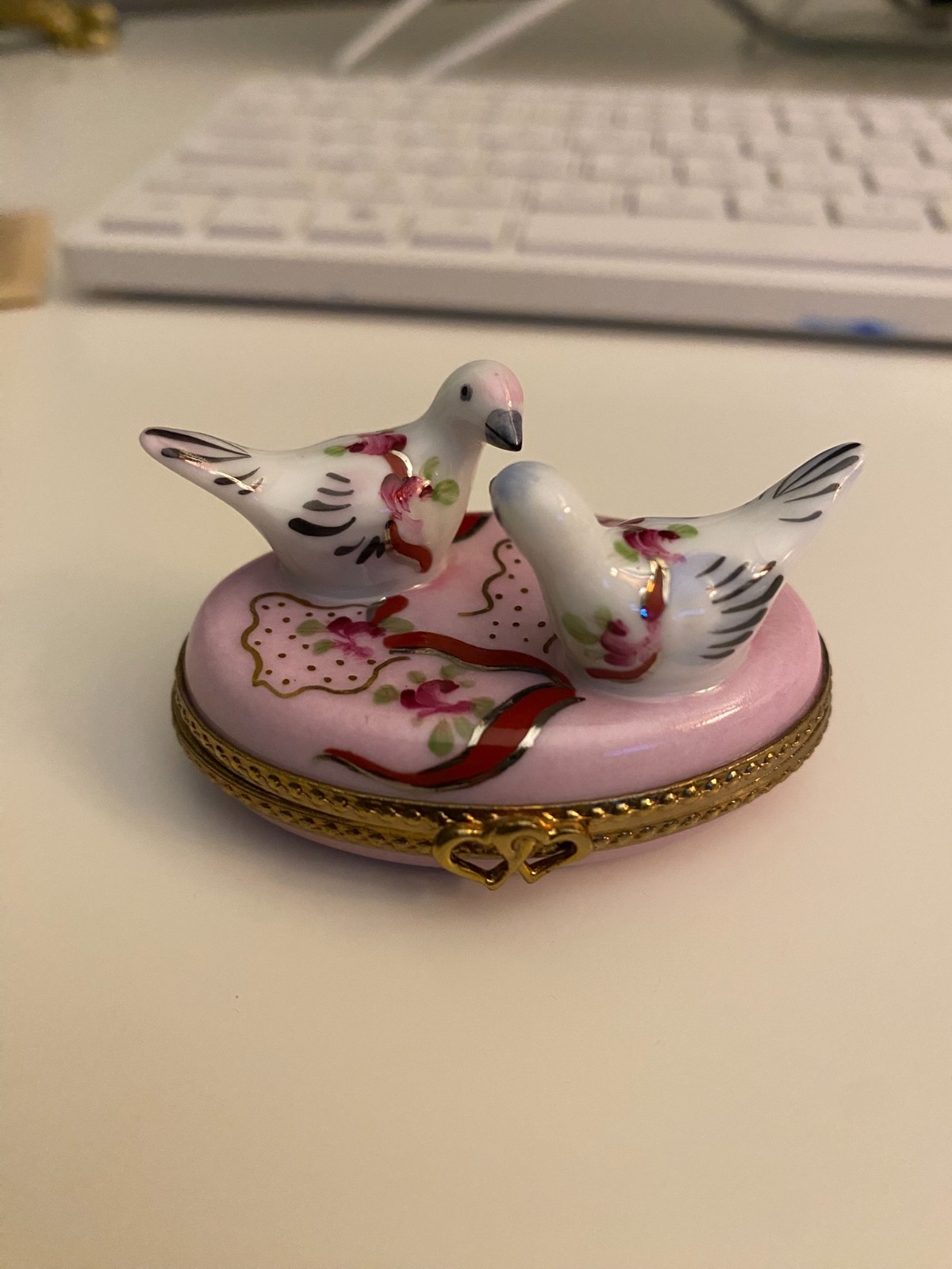 NOS MIB Limoges France Peint Main Porcelain Trinket Box Two Lovebirds Doves COA