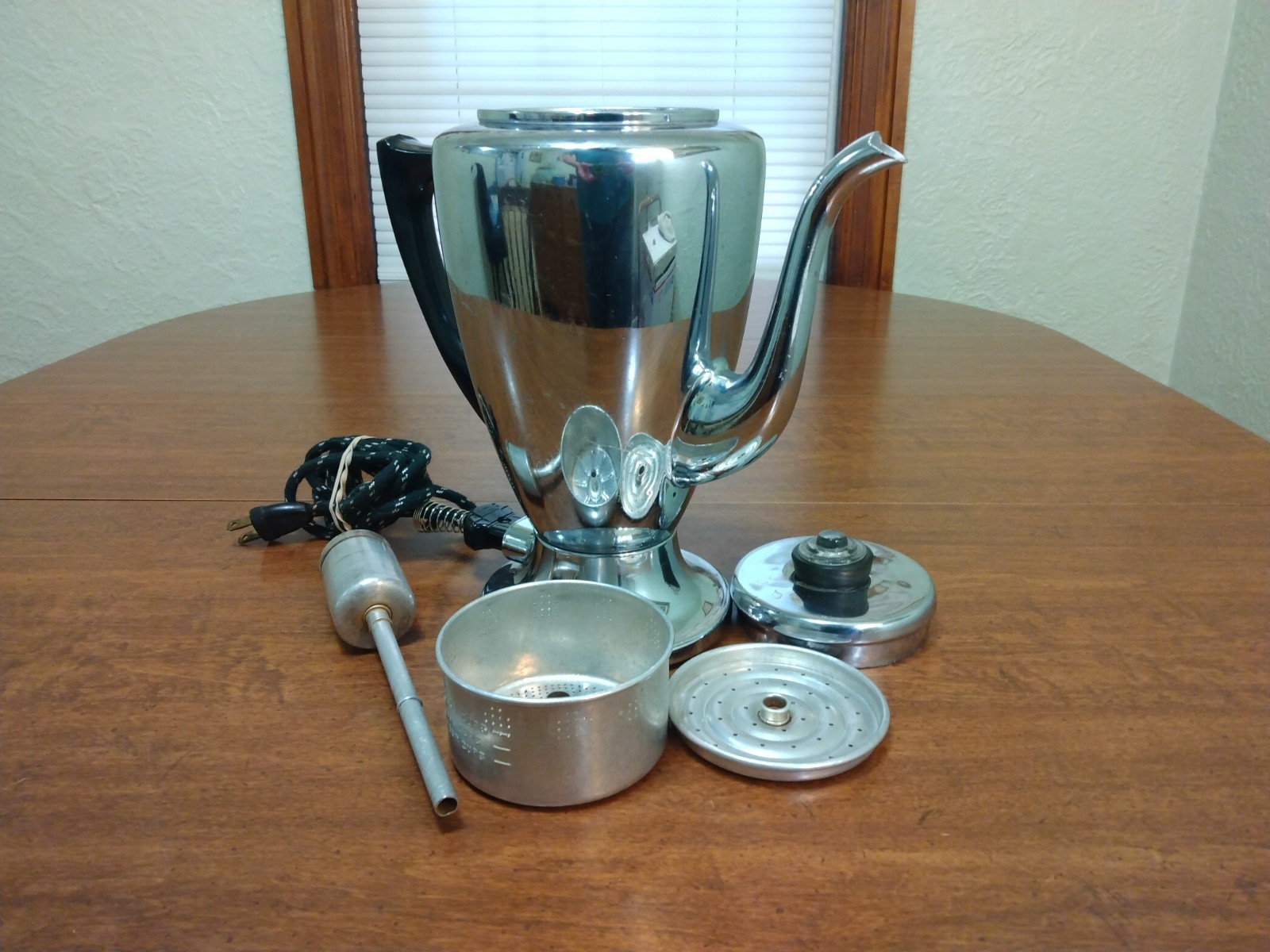 Vintage Mirro-Matic Electric Coffee Percolator Art Deco #9652 M 8 Cup w/Cord Vintage Mirro-Matic Electric Coffee Percolator Art Deco #9652 M 8 Cup w/Cord