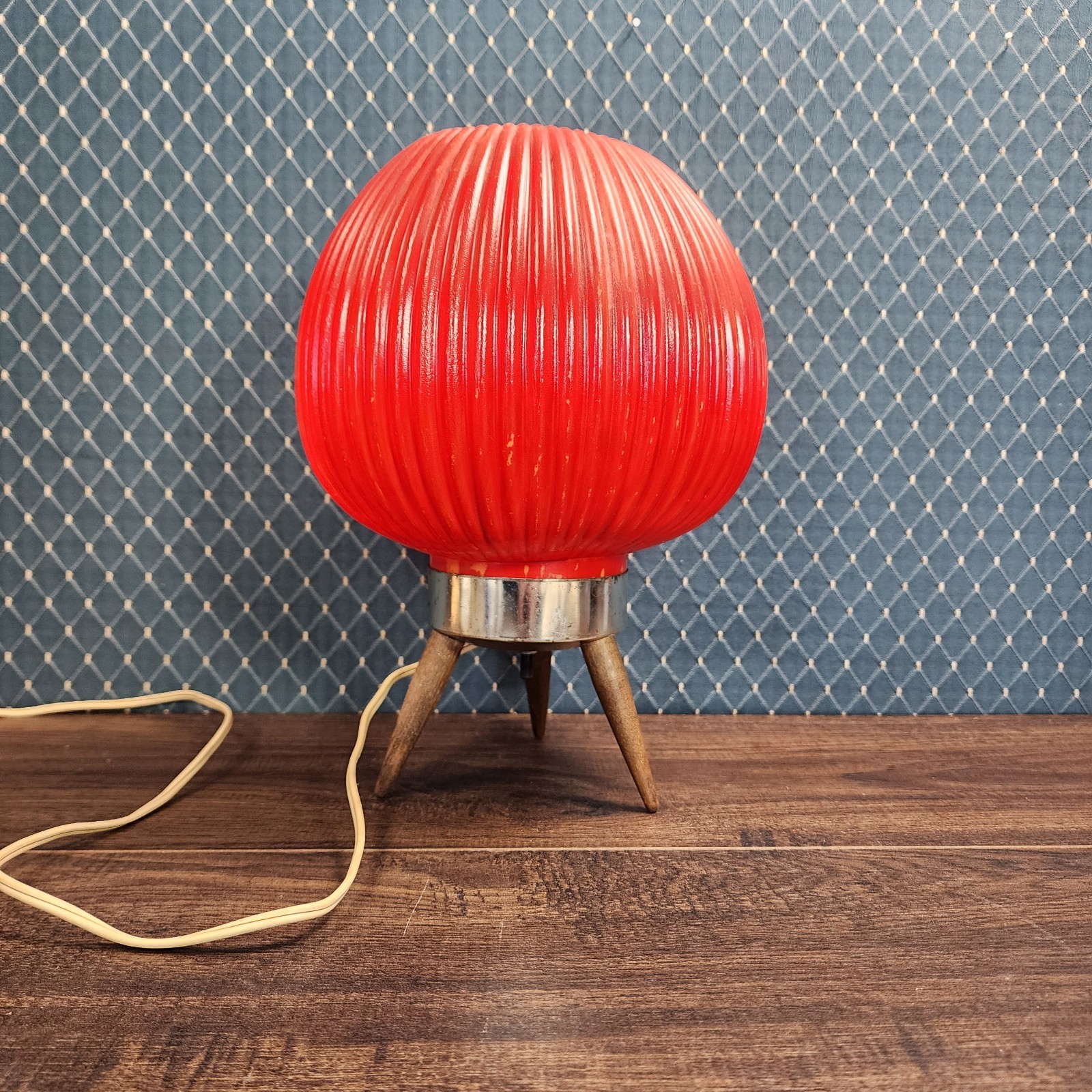 Vintage MCM Atomic Plastic Ribbed Shade Wood Tripod Legs Table Lamp 11" ☆READ☆ Vintage MCM Atomic Plastic Ribbed Shade Wood Tripod Legs Table Lamp 11" ☆READ☆
