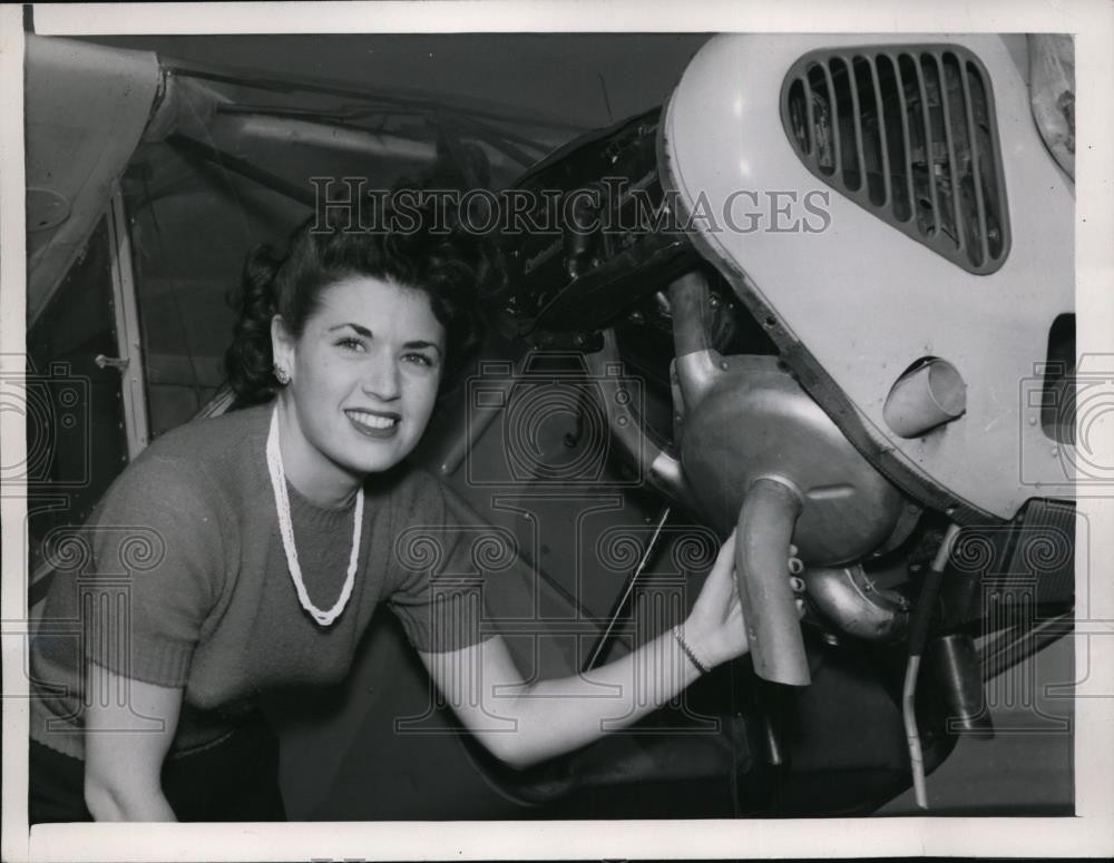 1946 Press Photo Ryan airplane worker with new engine muffler in San Diego CA
