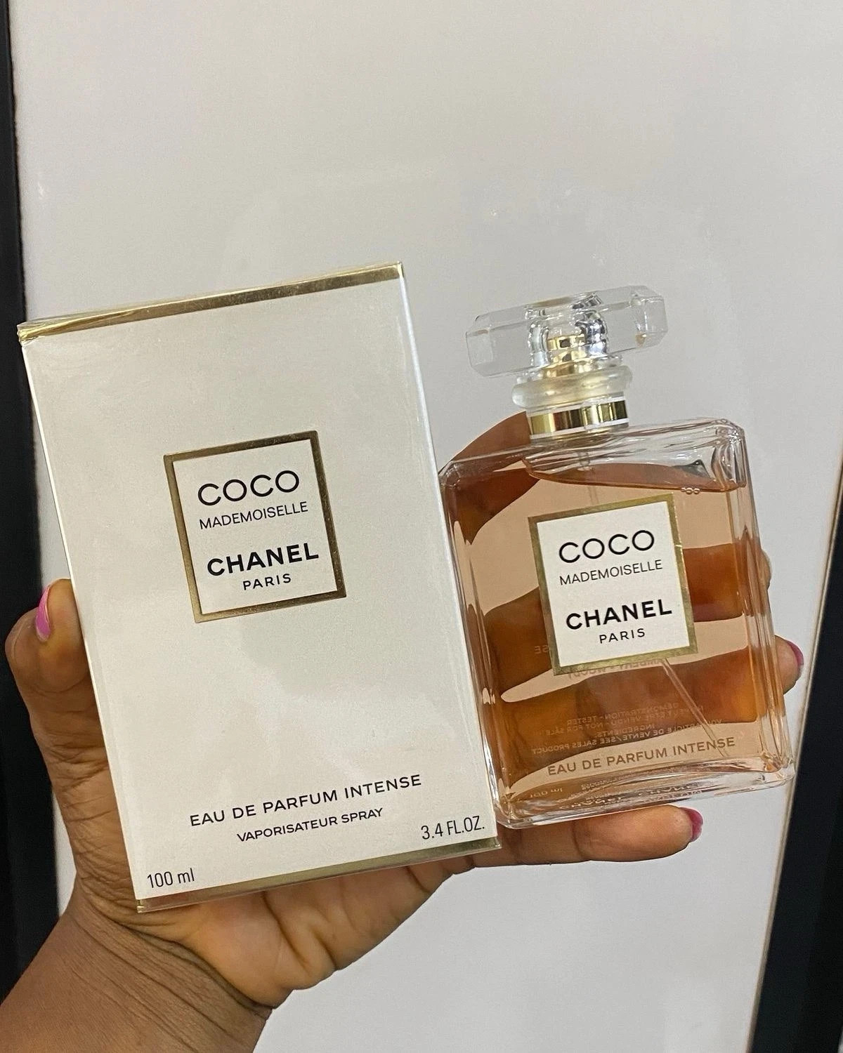 CHANEL Coco Mademoiselle Eau de Parfum Paris 3.4 Fl Oz (100ml) Spray New Sealed CHANEL Coco Mademoiselle Eau de Parfum Paris 3.4 Fl Oz (100ml) Spray New Sealed