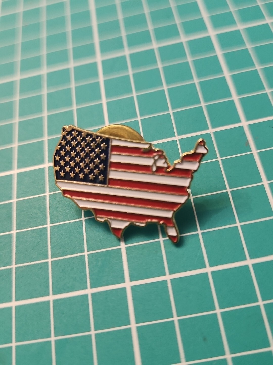 Vtg 🇺🇸 American Flag USA Shaped Gold Tone Lapel Pin Vtg 🇺🇸 American Flag USA Shaped Gold Tone Lapel Pin
