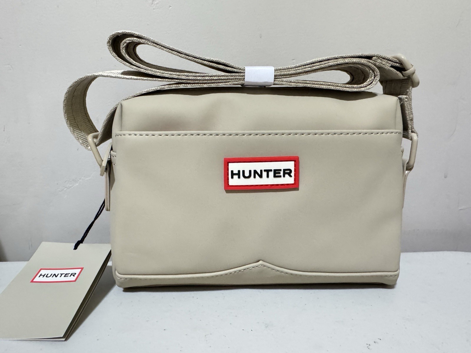 NEW Hunter Matte Zip Crossbody Bag w/Adjustable Detachable Strap Tan NEW Hunter Matte Zip Crossbody Bag w/Adjustable Detachable Strap Tan