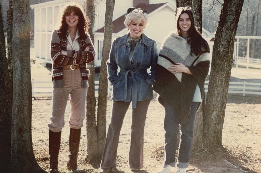 LINDA RONSTADT DOLLY PARTON EMMYLOU HARRIS LEGENDS POSE 24x36 inch Poster LINDA RONSTADT DOLLY PARTON EMMYLOU HARRIS LEGENDS POSE 24x36 inch Poster