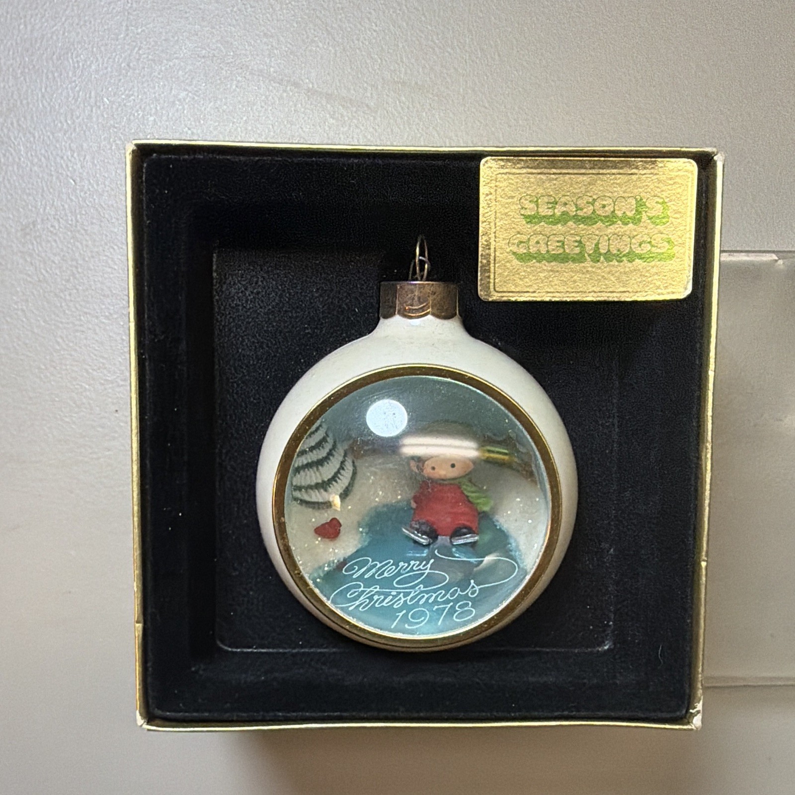 Hallmark Tree-Trimmer Collection 1978 Season's Greetings Ball Ornament Vintage Hallmark Tree-Trimmer Collection 1978 Season's Greetings Ball Ornament Vintage