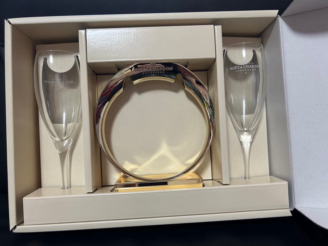MOET & CHANDON Pair Glasses & Ring Holder Set Limited Champagne With Box MOET & CHANDON Pair Glasses & Ring Holder Set Limited Champagne With Box
