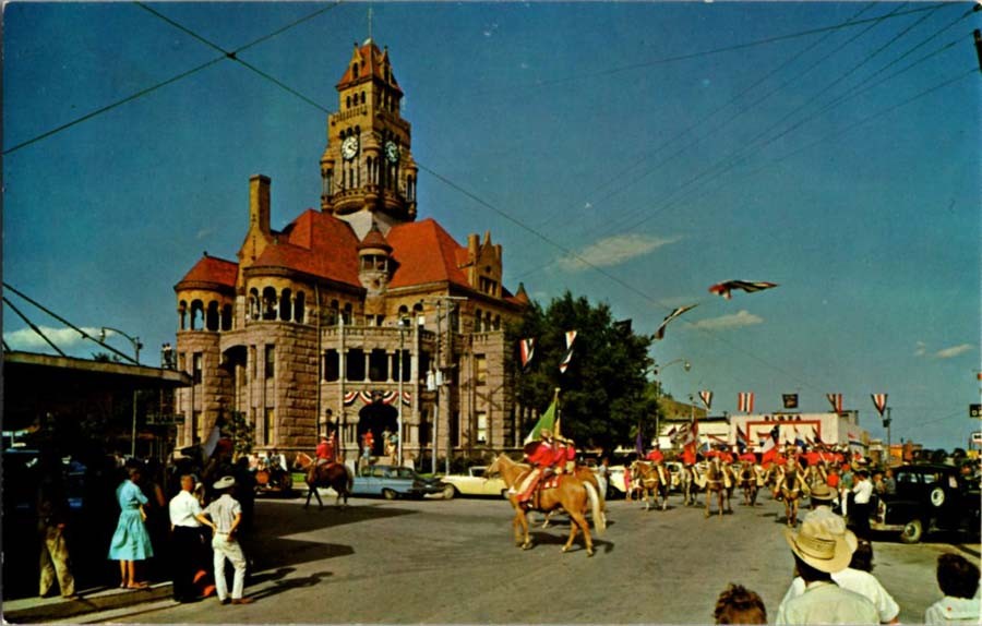 Decatur TX postcard WISE COUNTY COURTHOUSE RODEO PARADE WITH HORSES o/10 AZ7455