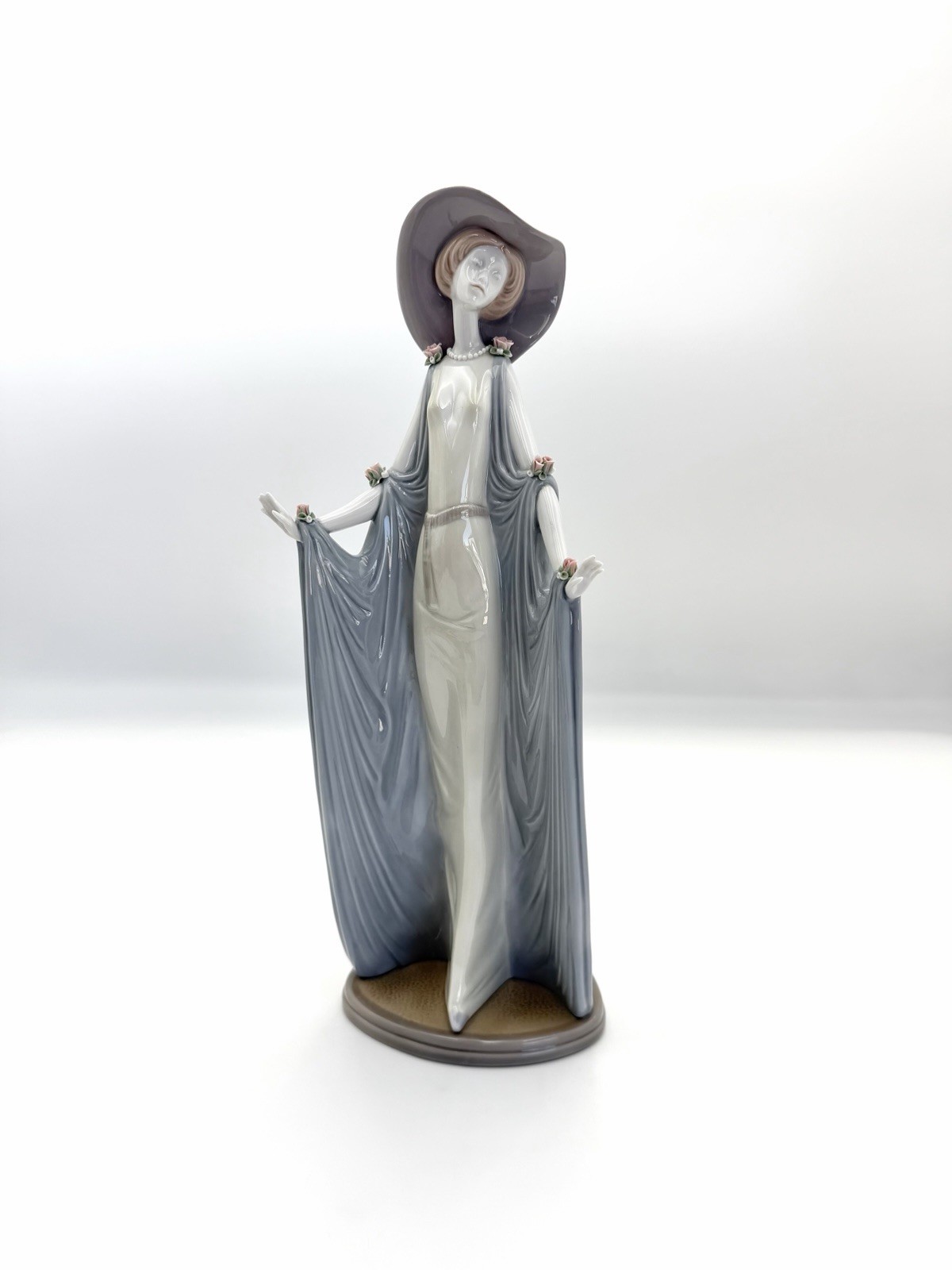 Lladro Elegant Ladies 1428 - Afternoon Tea, 14 1/4" *IN BOX* Lladro Elegant Ladies 1428 - Afternoon Tea, 14 1/4" *IN BOX*