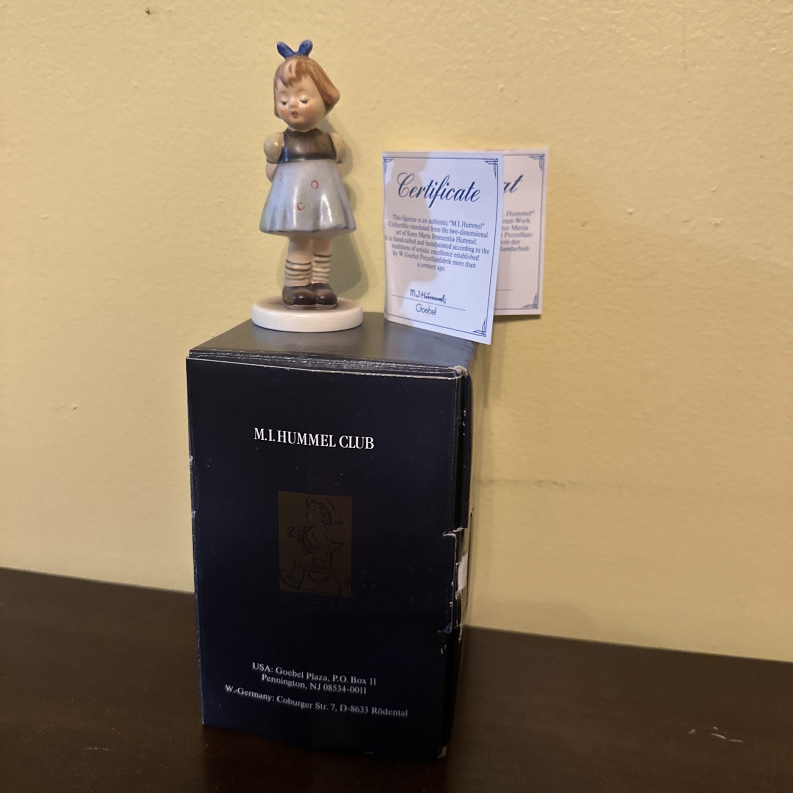 Goebel M.I. Hummel Club #192 - TWO HANDS, ONE TREAT - Figurine - Hum With Box