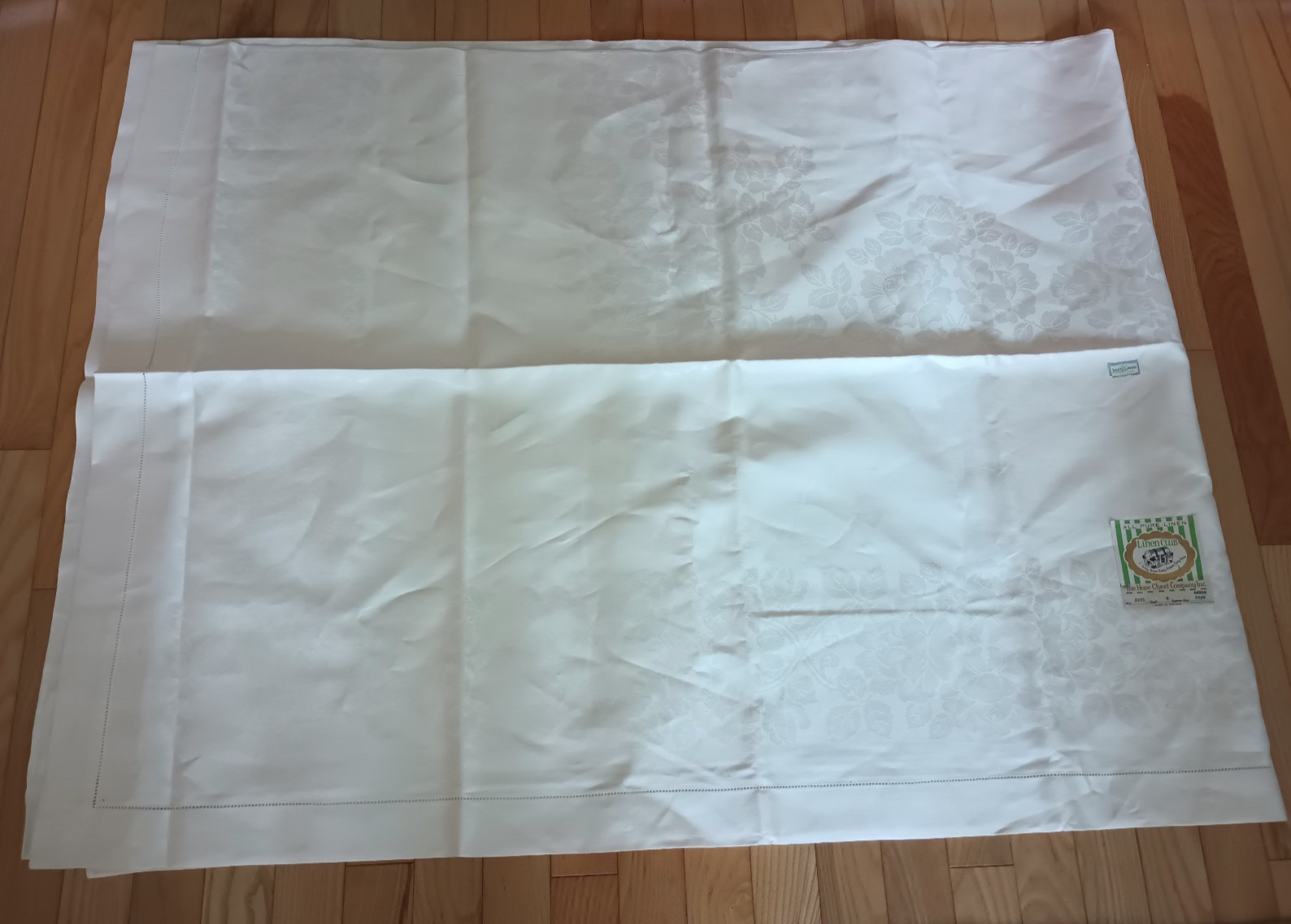 VTG IRISH LINEN DAMASK FLORAL TABLECLOTH HEMSTITCHED 84" X 66" NEW VTG IRISH LINEN DAMASK FLORAL TABLECLOTH HEMSTITCHED 84" X 66" NEW