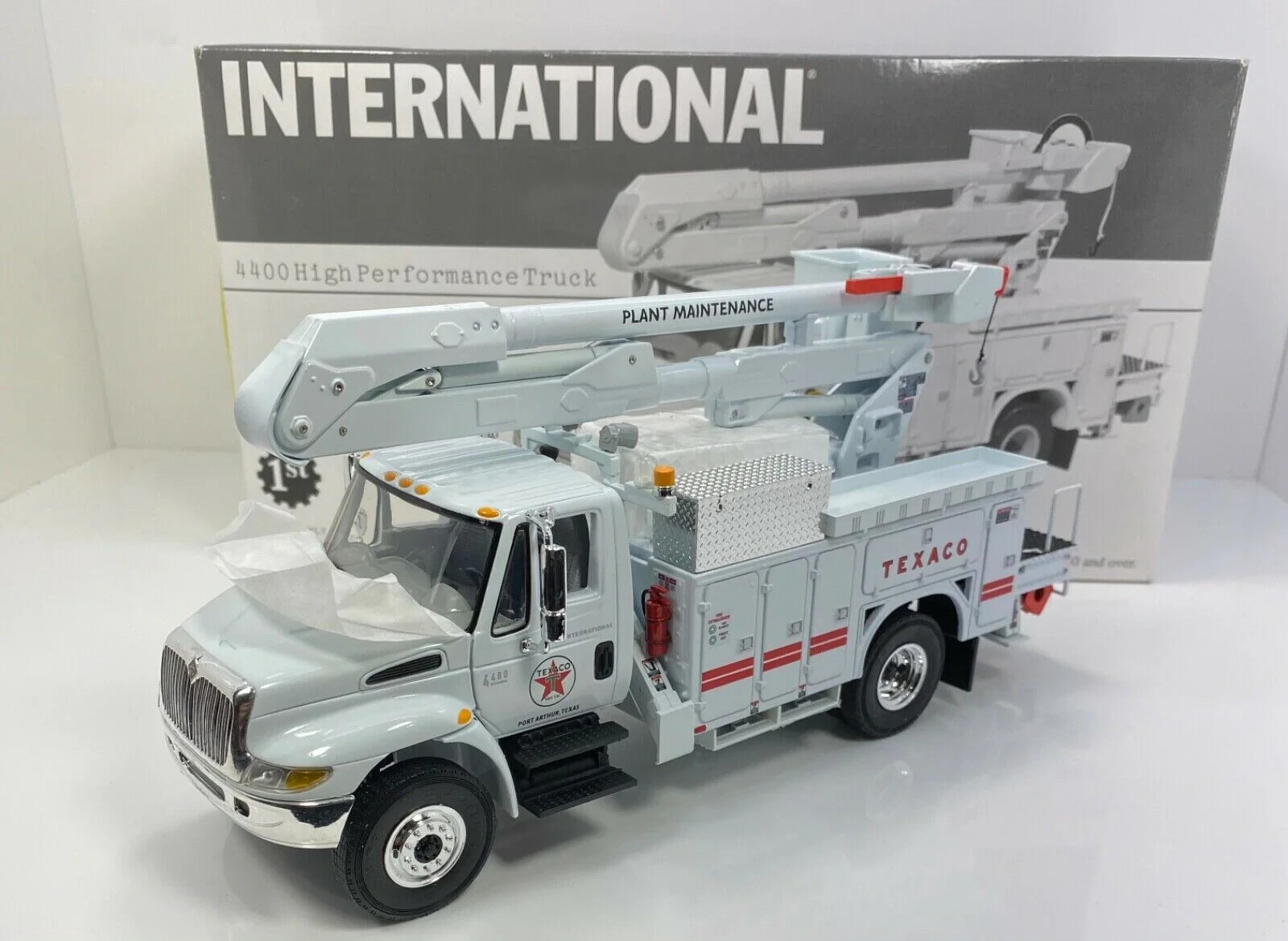 1/34 FIRST GEAR TEXACO Port Arthur International 4400 Boom Bucket Truck 19-2891 1/34 FIRST GEAR TEXACO Port Arthur International 4400 Boom Bucket Truck 19-2891