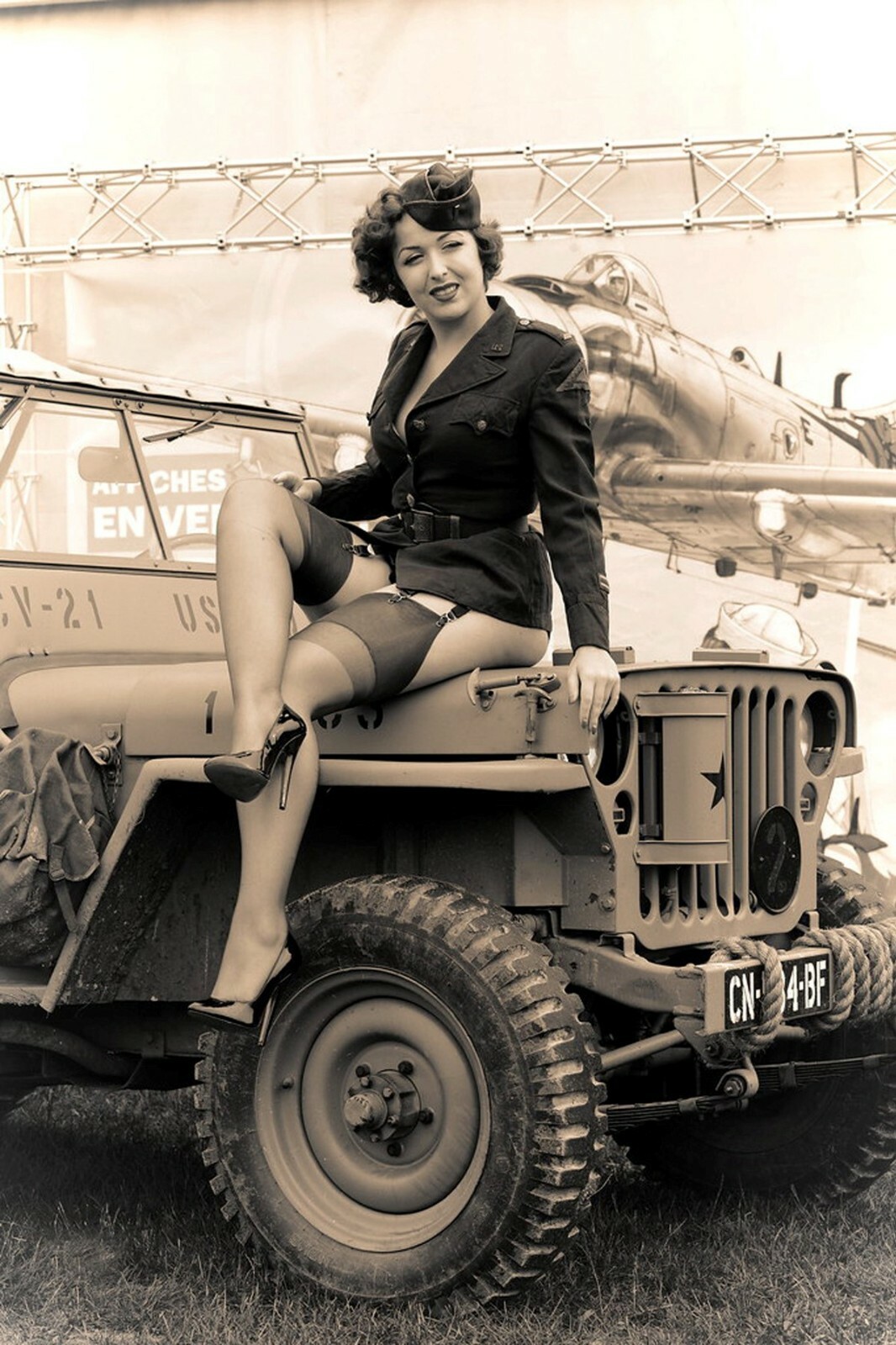 beautiful woman on the hood of Jeep Willys WW2 Photo Glossy 4*6 in R004 beautiful woman on the hood of Jeep Willys WW2 Photo Glossy 4*6 in R004